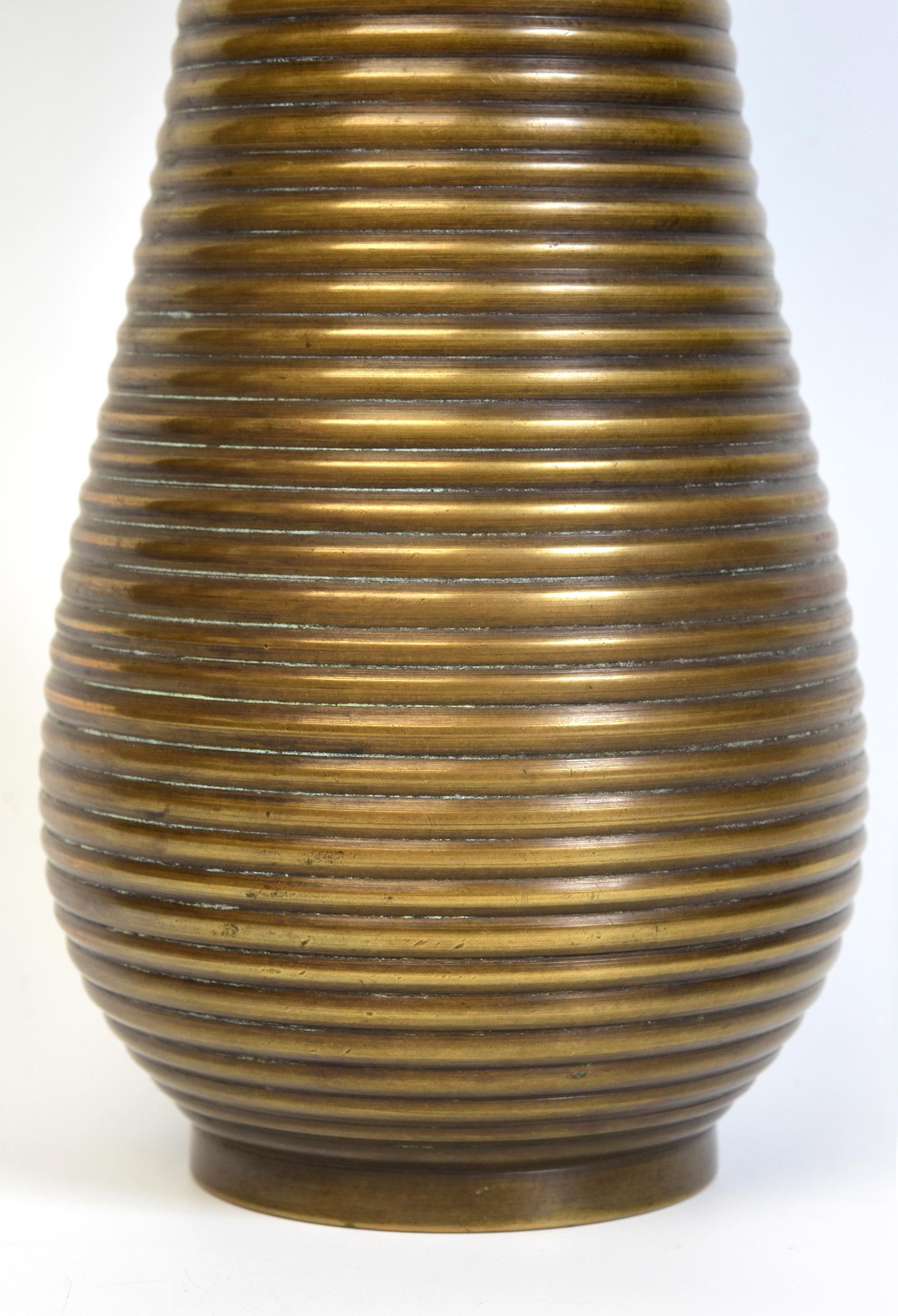 Early 20th Century, Showa, Japanese Bronze Vase In Good Condition For Sale In Sampantawong, TH