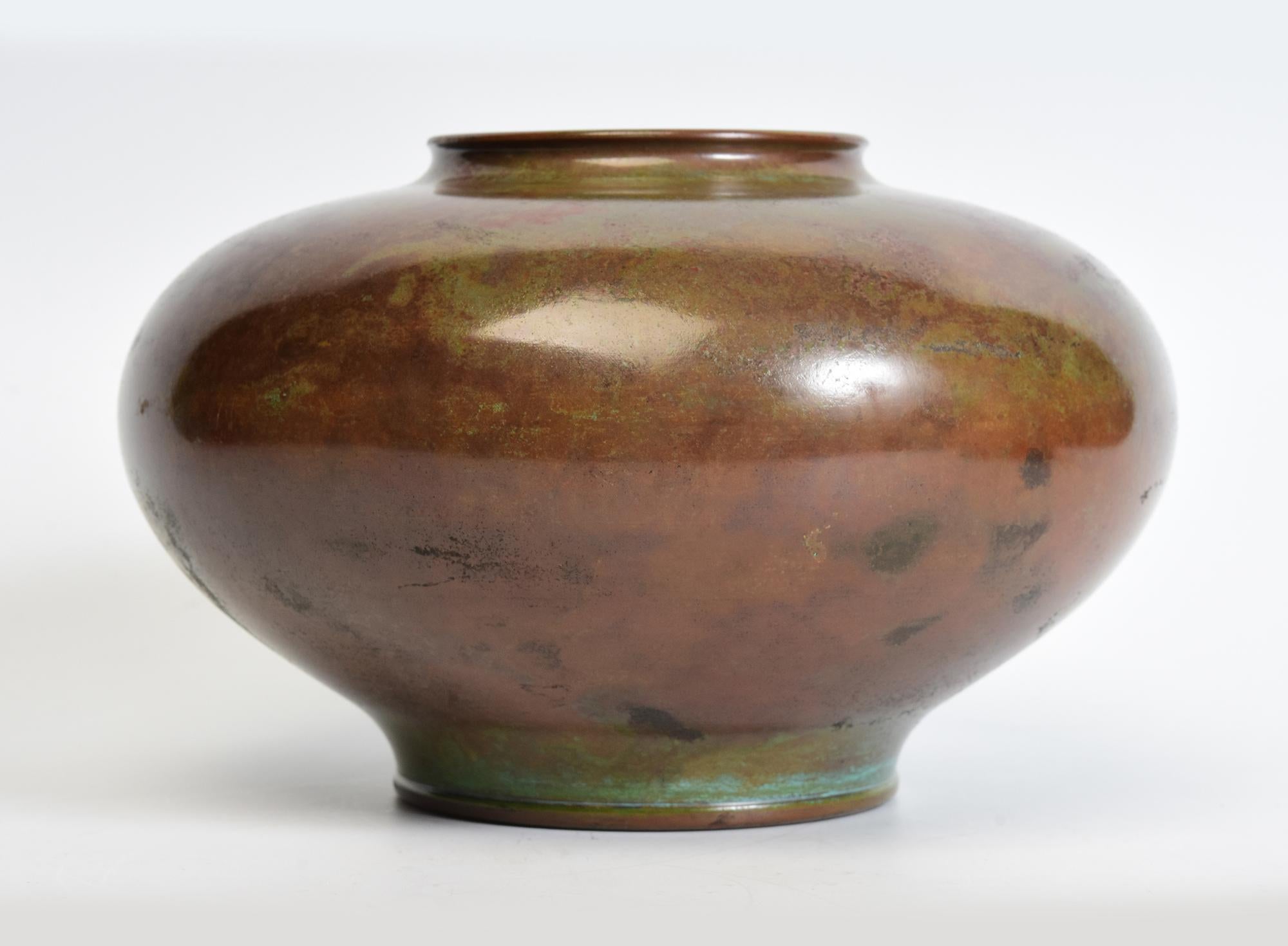 Early 20th Century, Showa, Japanese Bronze Vase In Good Condition For Sale In Sampantawong, TH