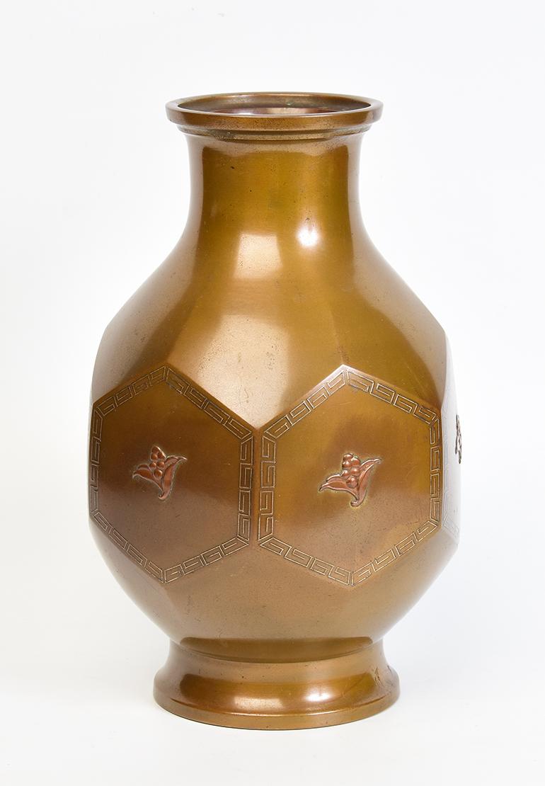 Early 20th Century, Showa, Japanese Bronze Vase For Sale 1
