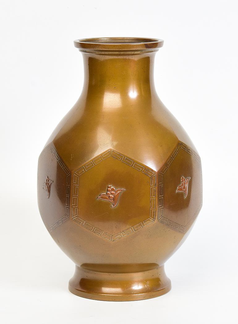 Early 20th Century, Showa, Japanese Bronze Vase For Sale 2