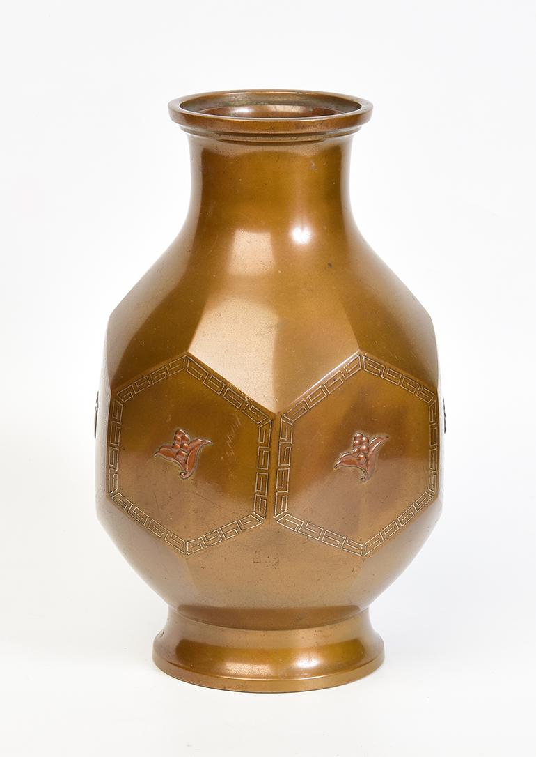 Early 20th Century, Showa, Japanese Bronze Vase For Sale 5