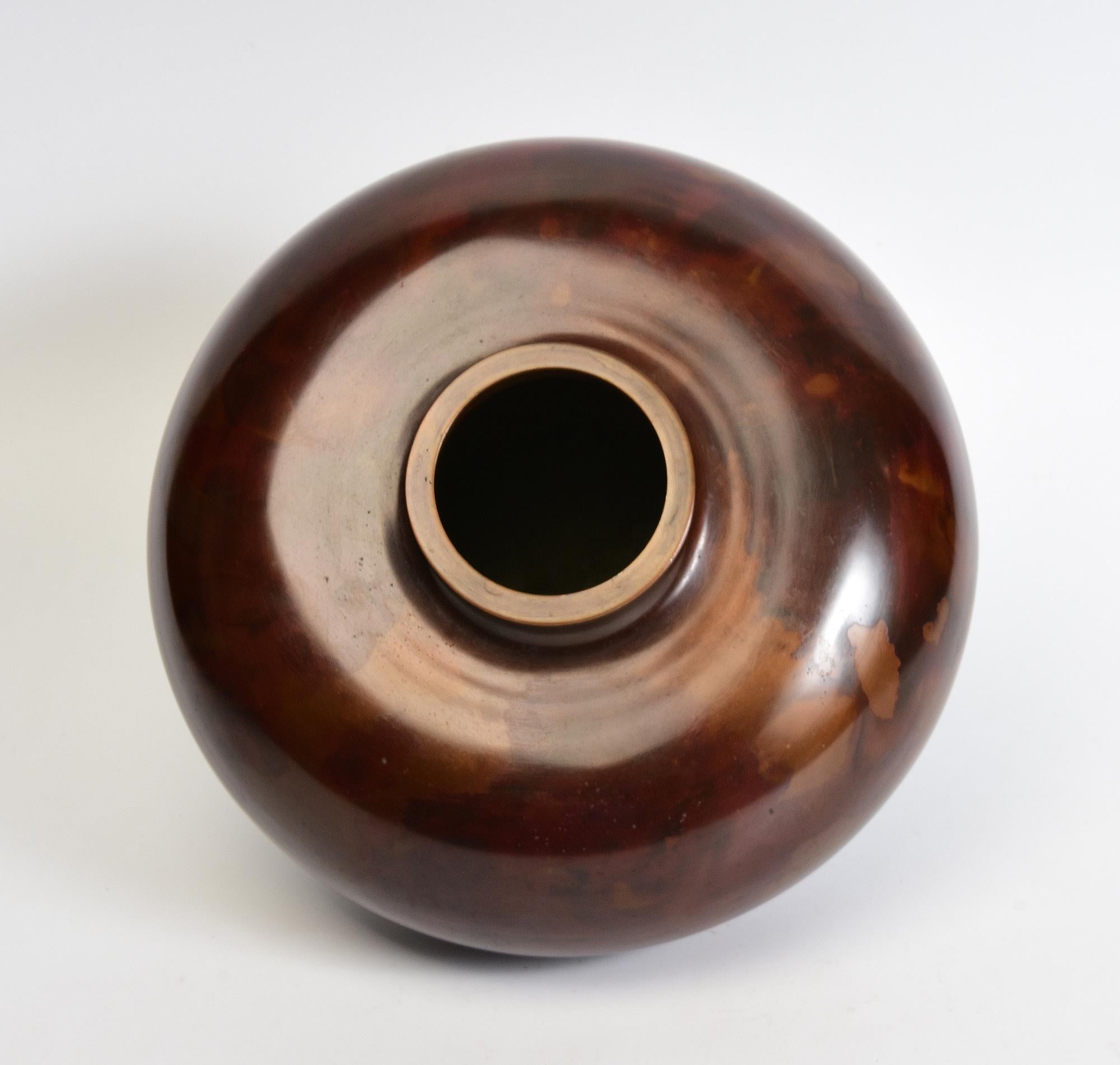 Early 20th Century, Showa, Japanese Bronze Vase with Artist Sign For Sale 6