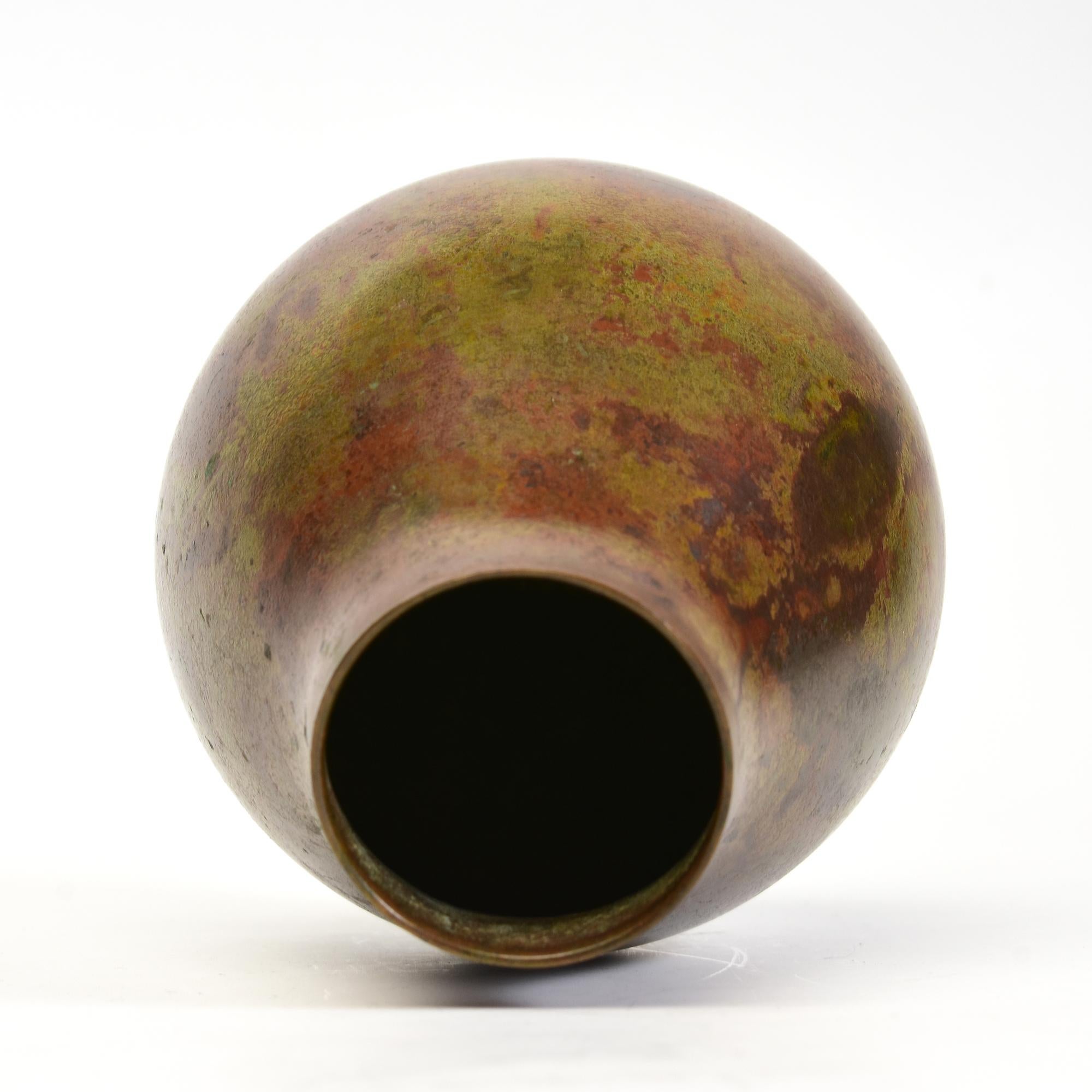 Early 20th Century, Showa, Japanese Bronze Vase with Artist Sign For Sale 6