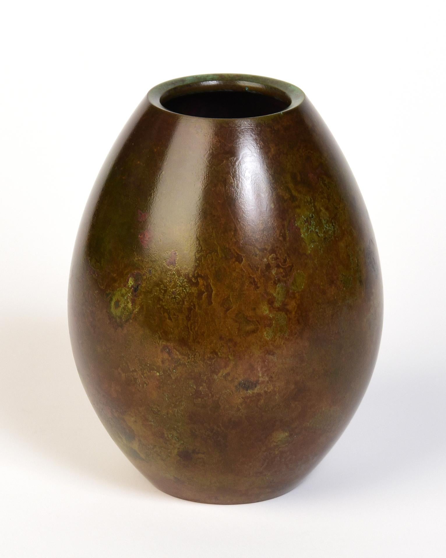 Début du 20e siècle, Showa, Vase en bronze japonais avec signe de l'artiste en vente 3