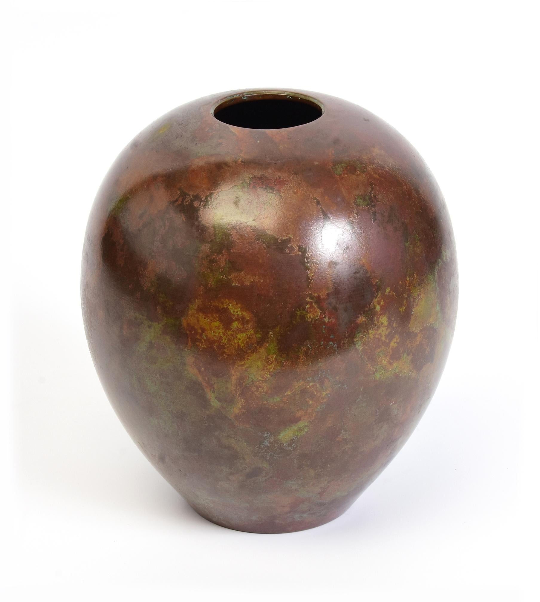 Early 20th Century, Showa, Japanese Bronze Vase with Artist Sign For Sale 6