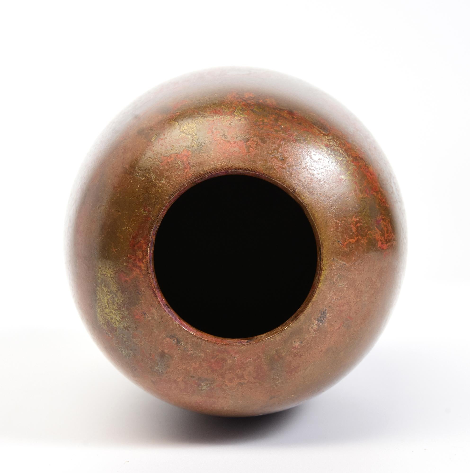 Début du 20e siècle, Showa, Vase en bronze japonais avec signe de l'artiste en vente 3