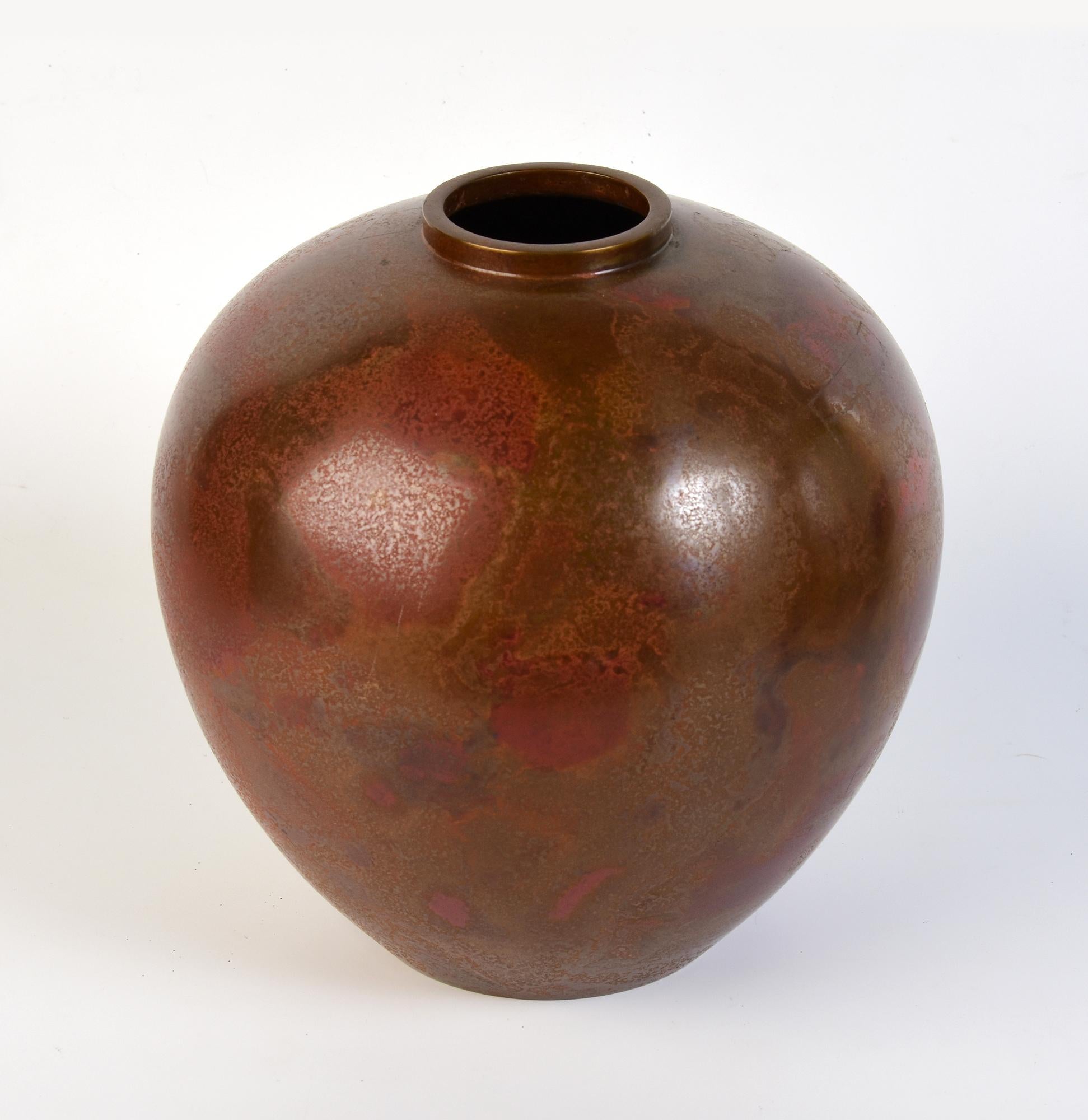 Début du 20e siècle, Showa, Vase en bronze japonais avec signe de l'artiste en vente 3