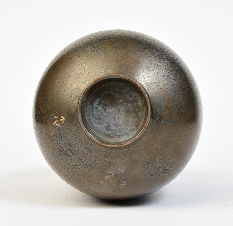 Early 20th Century, Showa, Japanese Bronze Vase with Artist Sign For Sale 7