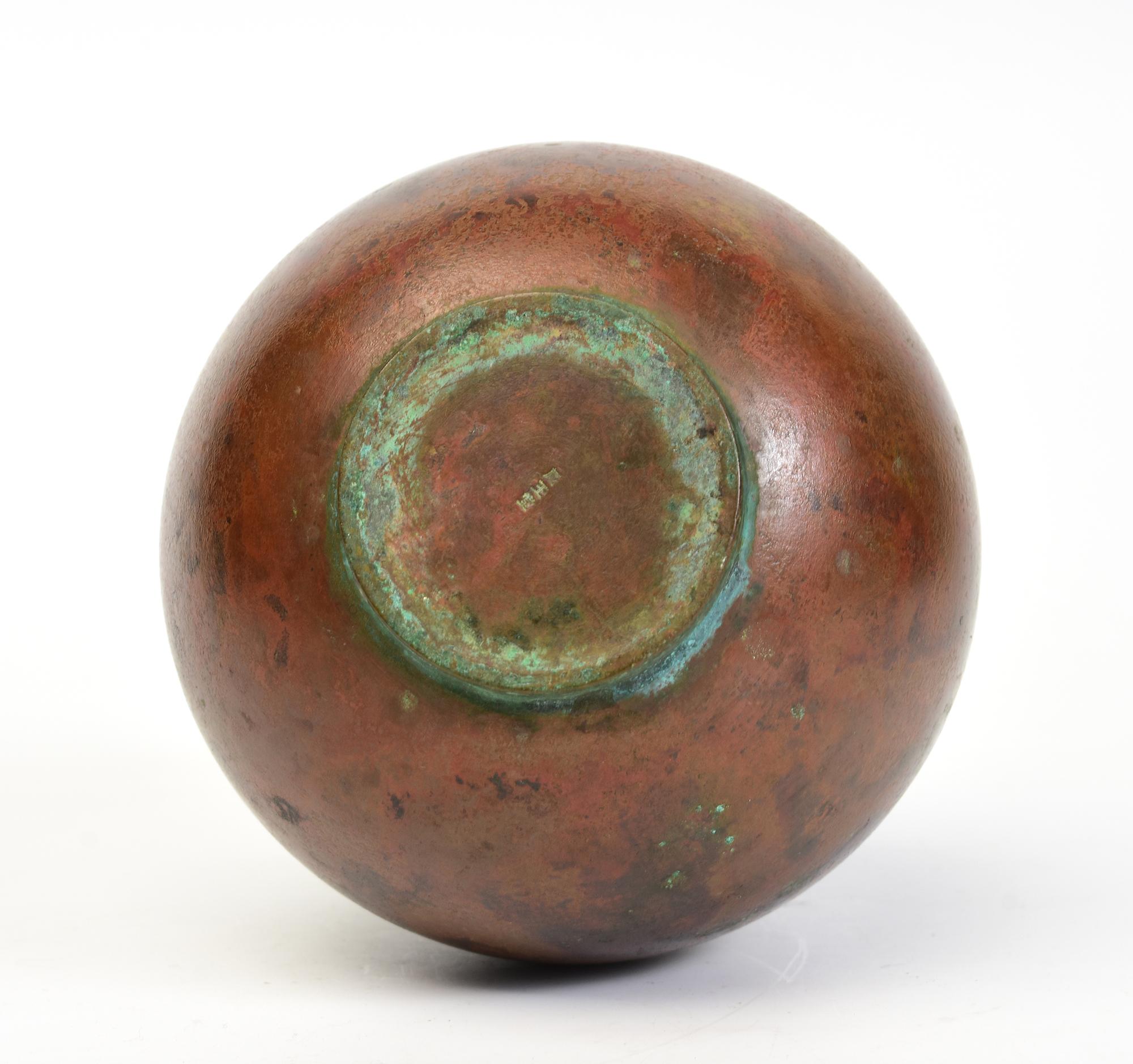 Early 20th Century, Showa, Japanese Bronze Vase with Artist Sign For Sale 7
