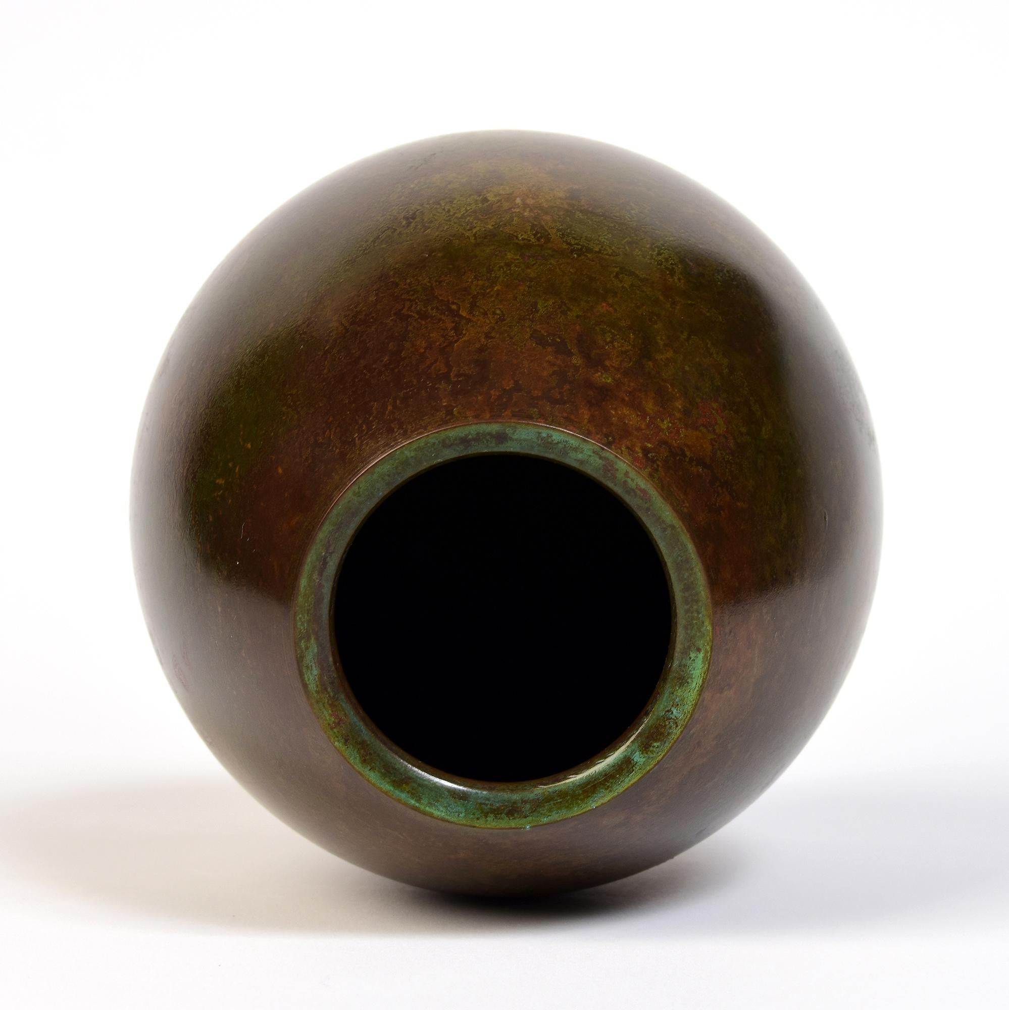 Début du 20e siècle, Showa, Vase en bronze japonais avec signe de l'artiste en vente 4