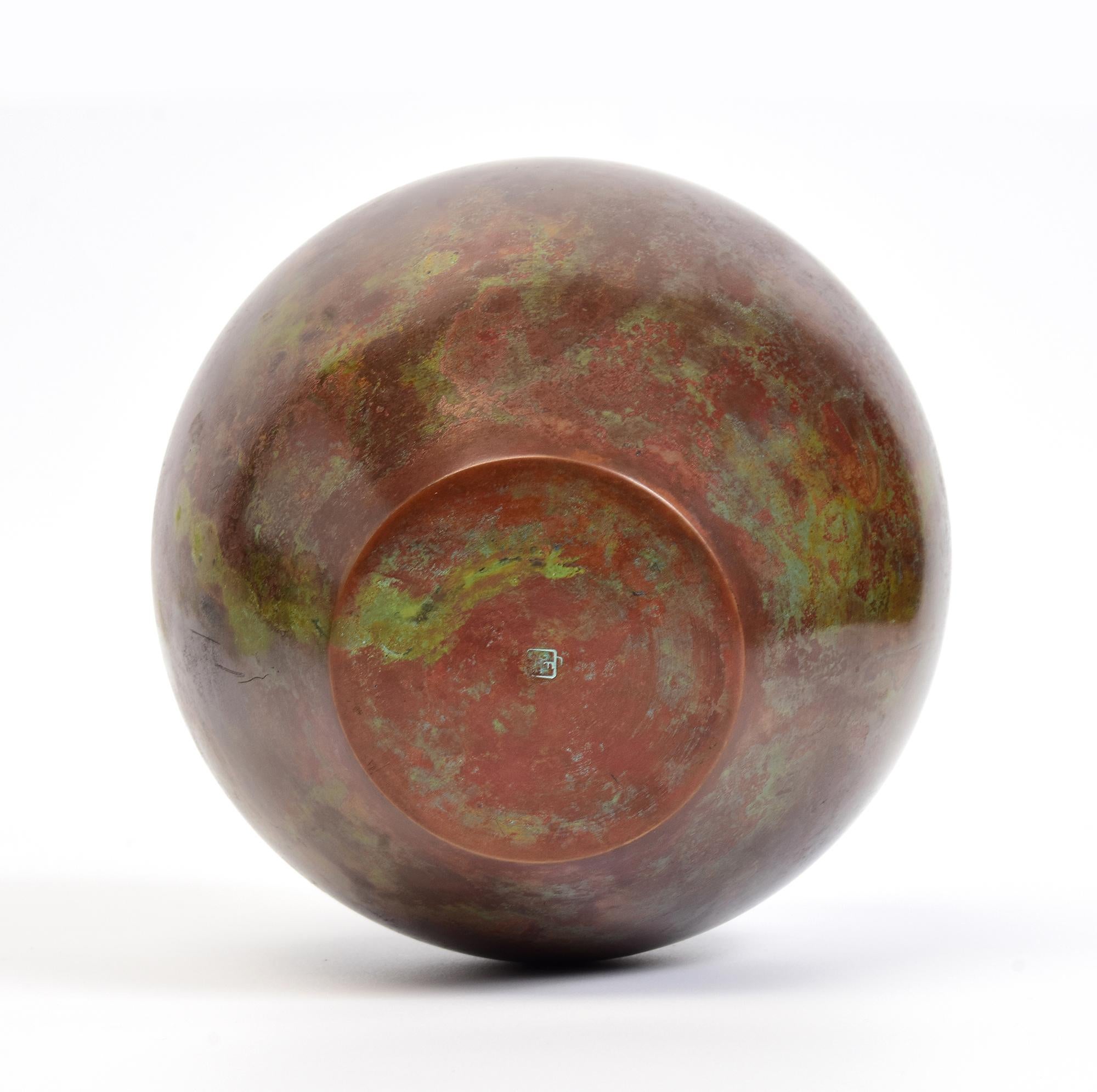 Early 20th Century, Showa, Japanese Bronze Vase with Artist Sign For Sale 8