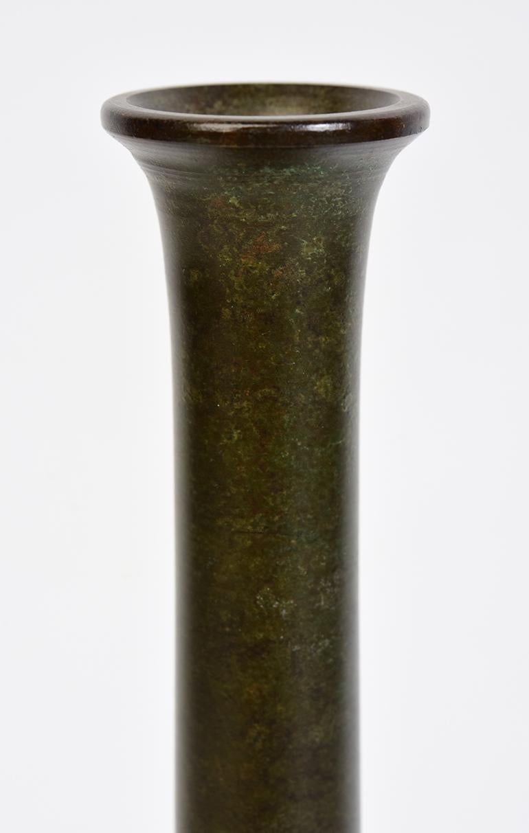 Japanese bronze vase with artist sign, used to decorate single flower arrangement in Japanese traditional tea ceremony. 

Age: Japan, Showa Period, Early 20th Century
Size: Height 26.8 C.M. / Width 14.3 C.M.
Condition: Nice condition overall.
