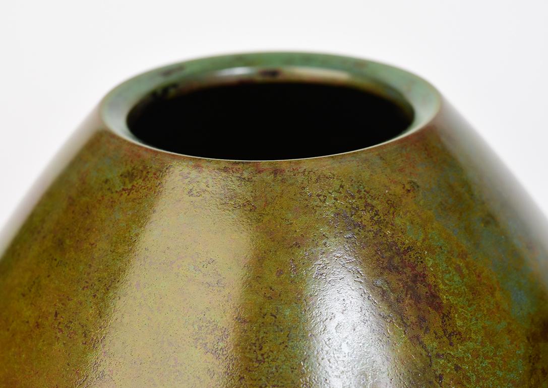 Japanese bronze vase with artist sign, used to decorate single flower arrangement in Japanese traditional tea ceremony. 

Age: Japan, Showa Period, Early 20th Century
Size: Height 14.7 C.M. / Width 15.4 C.M.
Condition: Nice condition overall.