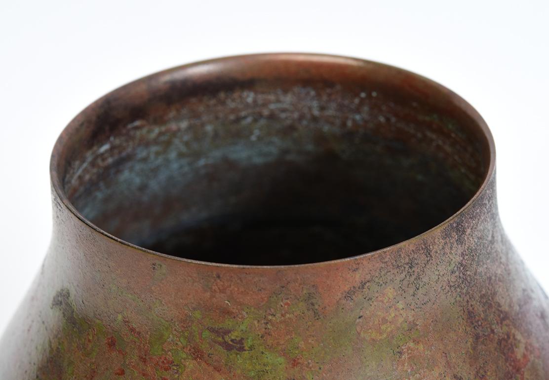 Vase japonais en bronze portant le signe de l'artiste, utilisé pour décorer une composition florale unique lors de la cérémonie du thé traditionnelle japonaise. 

Âge : Japon, période Showa, début du 20e siècle
Taille : Hauteur 18.5 C.M. / Largeur