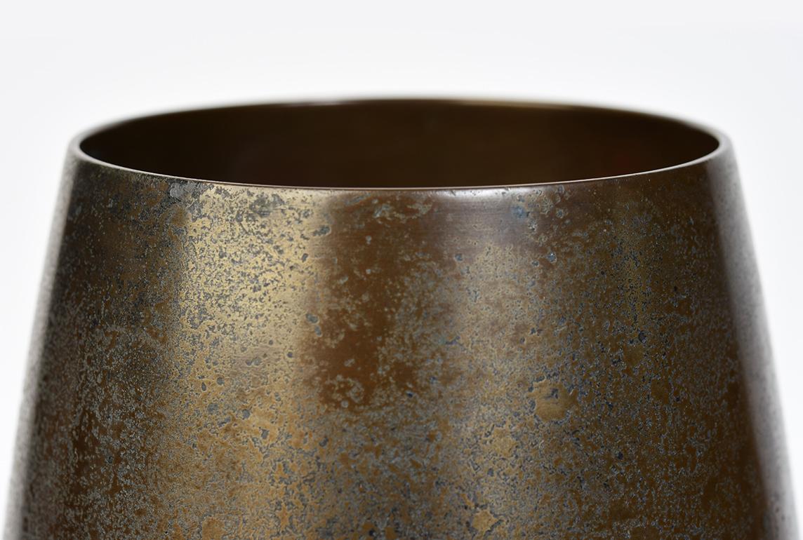 Japanese bronze vase with artist sign, used to decorate single flower arrangement in Japanese traditional tea ceremony. 
Artist signature is on the last photo.

Age: Japan, Showa Period, early 20th century
Size: Height 21.8 C.M. / Width 12