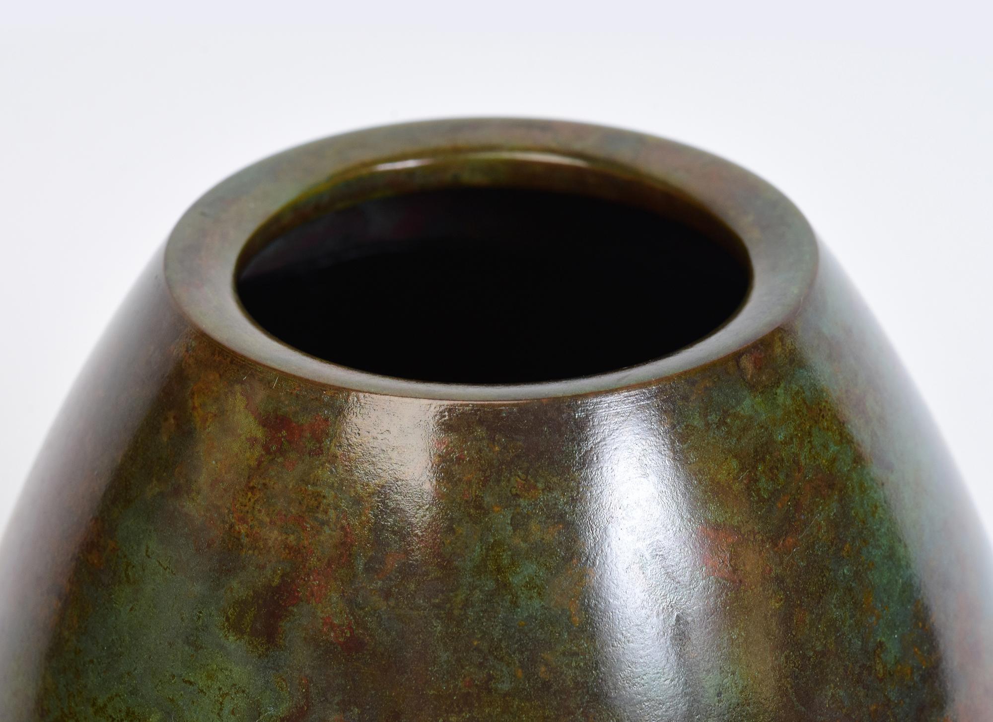 Japanese bronze vase with artist sign, used to decorate single flower arrangement in Japanese traditional tea ceremony. 
Artist signature is on the last photo.

Age: Japan, Showa Period, Early 20th Century
Size: Height 15.6 C.M. / Width 12