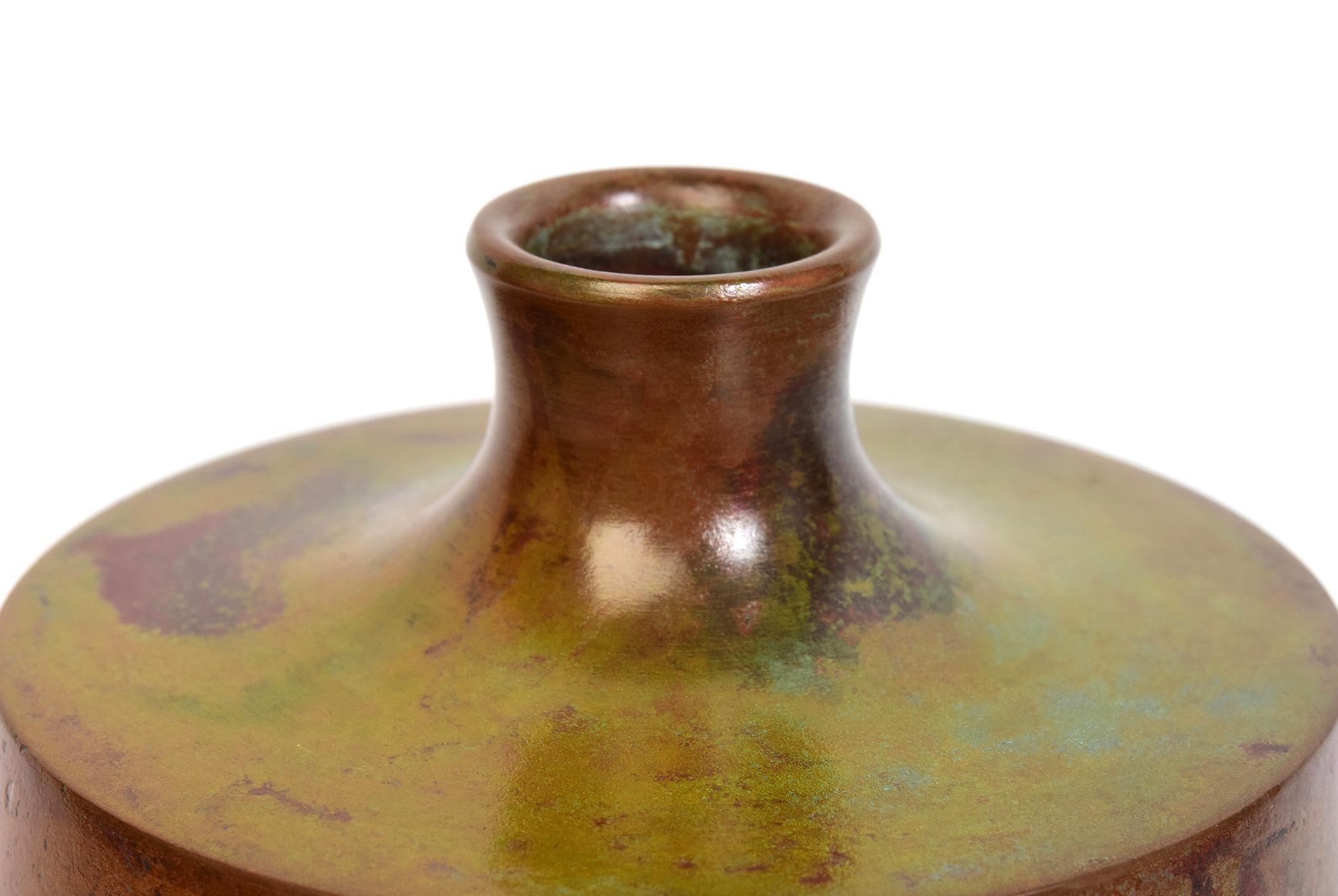 Japanese bronze vase with artist sign, used to decorate single flower arrangement in Japanese traditional tea ceremony. 
Artist signature is on the last photo.

Age: Japan, Showa Period, Early 20th Century
Size: Height 19 C.M. / Width 10.5