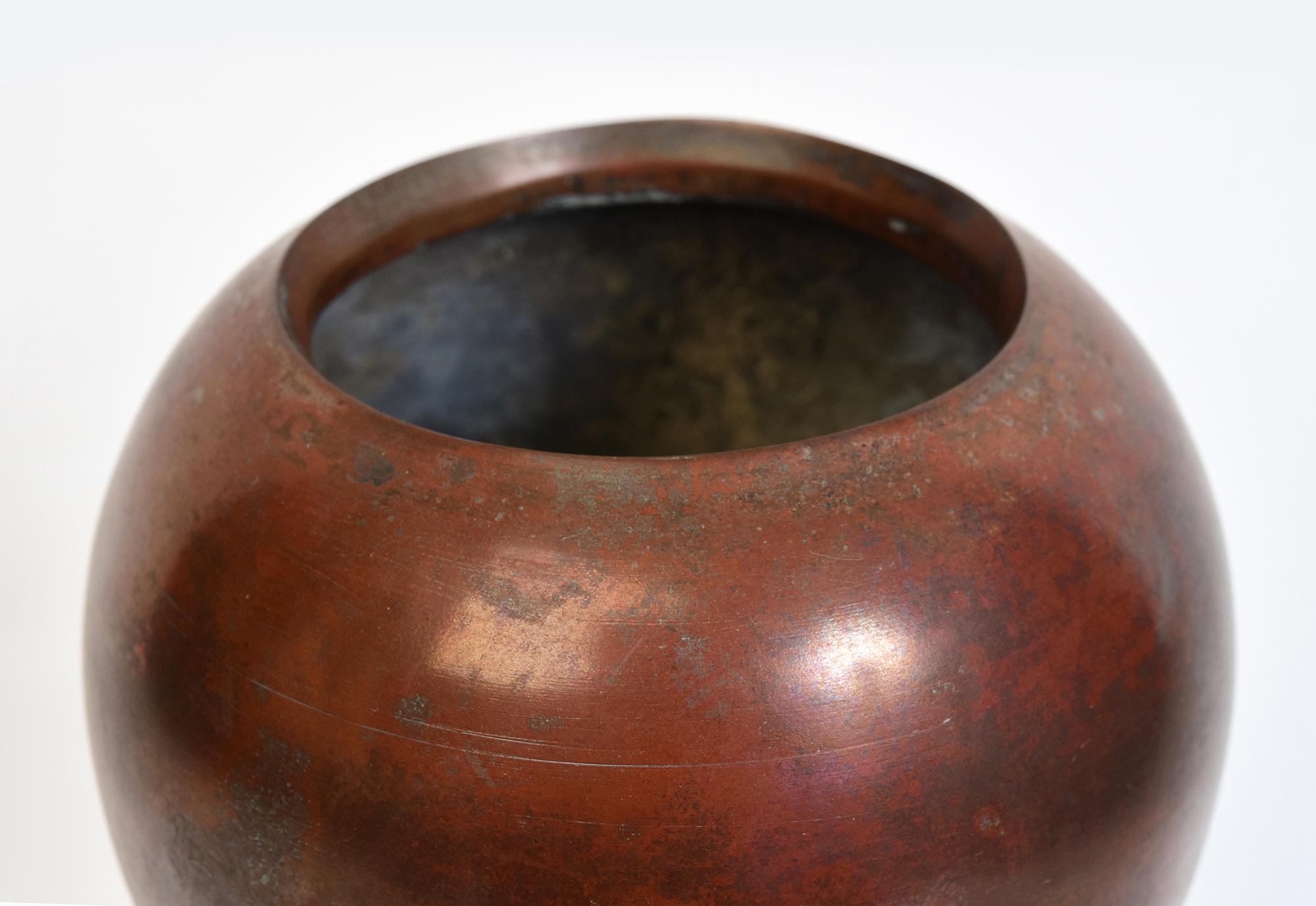 Japanese bronze vase with artist sign, used to decorate single flower arrangement in Japanese traditional tea ceremony. 
Artist signature is on the last photo.

Age: Japan, Showa Period, Early 20th Century
Size: Height 26.7 C.M. / Width 11.2