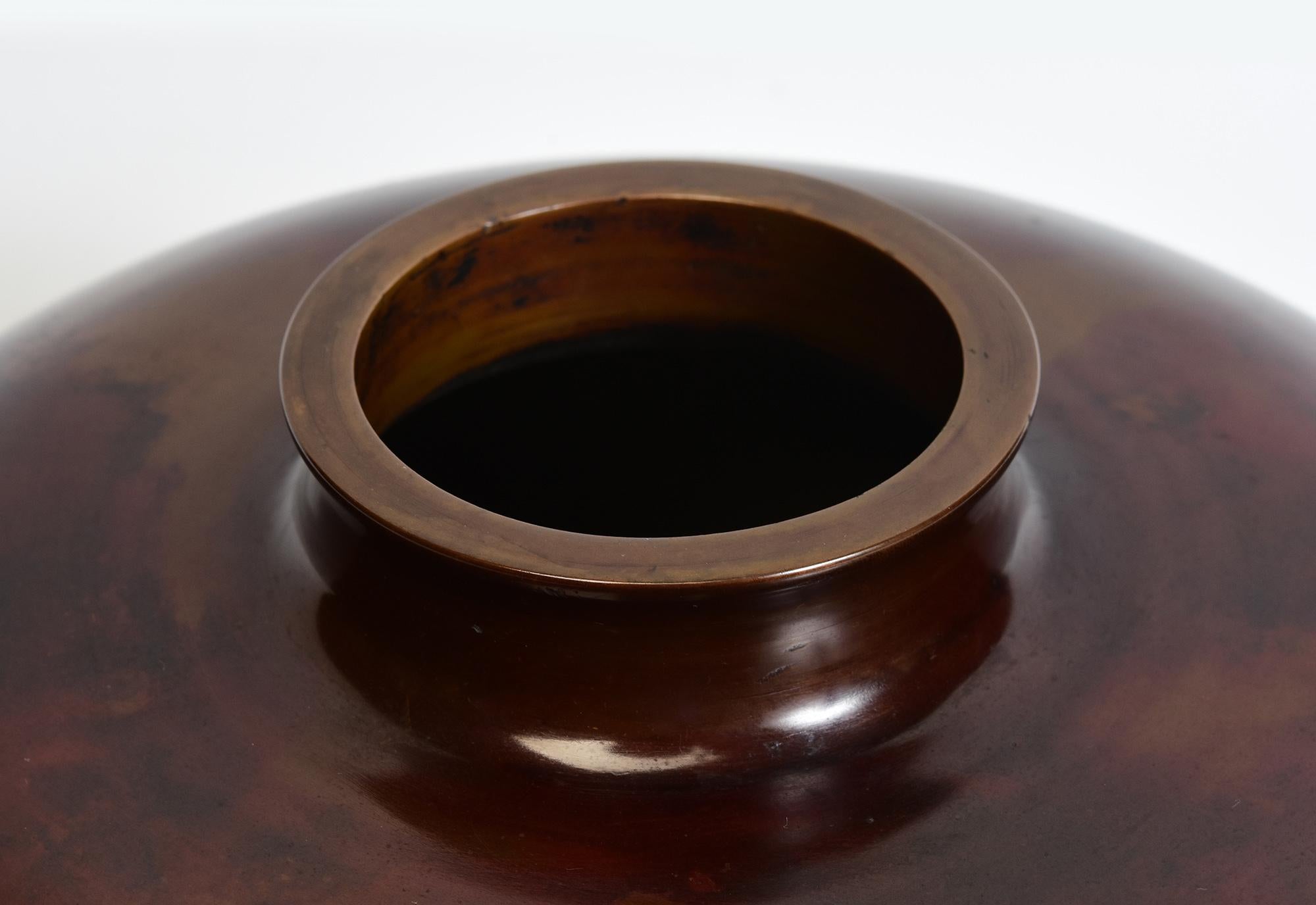 Japanese bronze vase with artist sign, used to decorate single flower arrangement in Japanese traditional tea ceremony. 

Artist signature is on the last photo.

Age: Japan, Showa Period, Early 20th Century
Size: Height 17.5 C.M. / Width 24.3