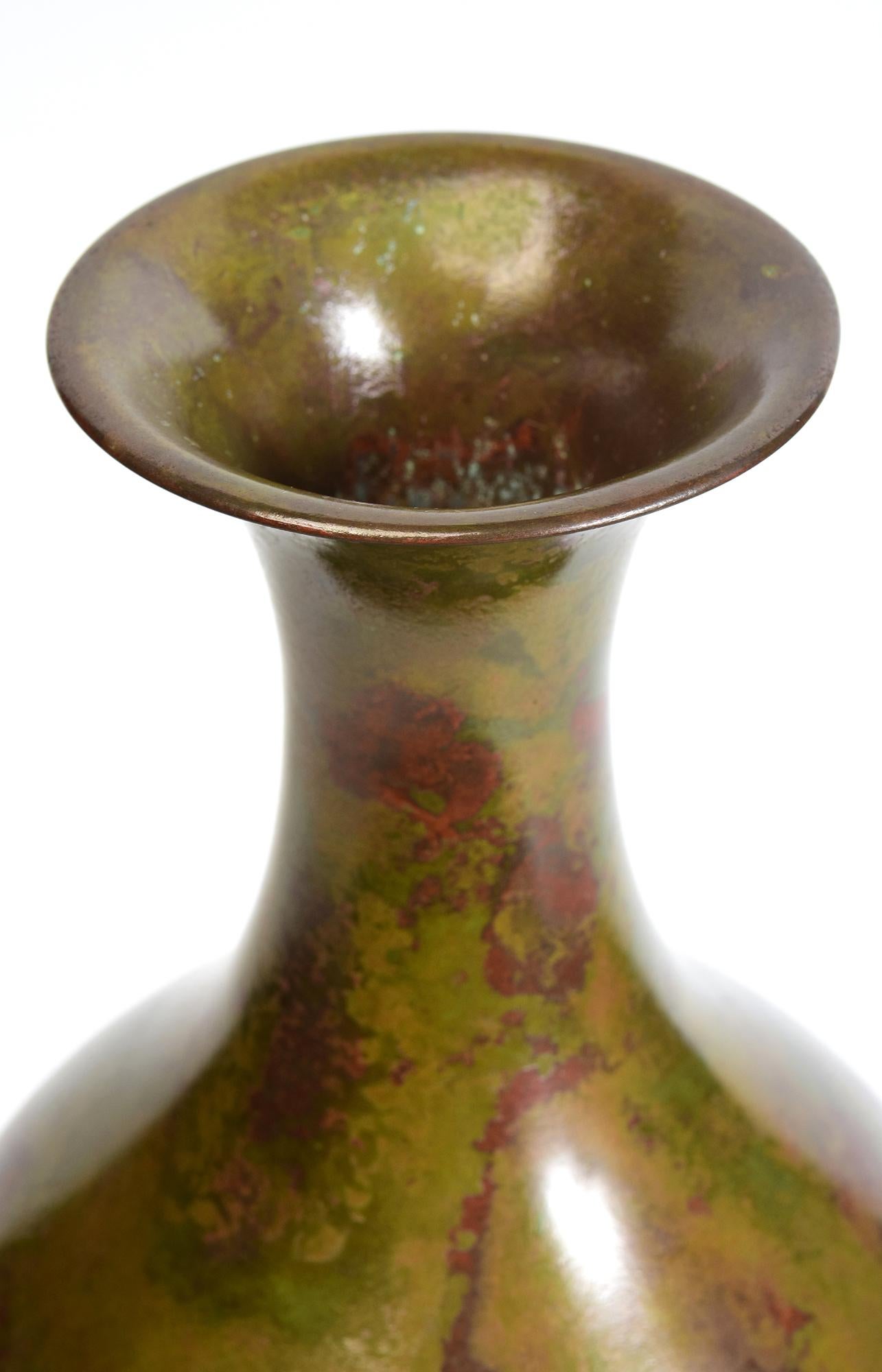Japanese bronze vase with artist sign, used to decorate single flower arrangement in Japanese traditional tea ceremony. 

Artist signature is on the last photo.

Age: Japan, Showa Period, Early 20th Century
Size: Height 36.3 C.M. / Width 15.2