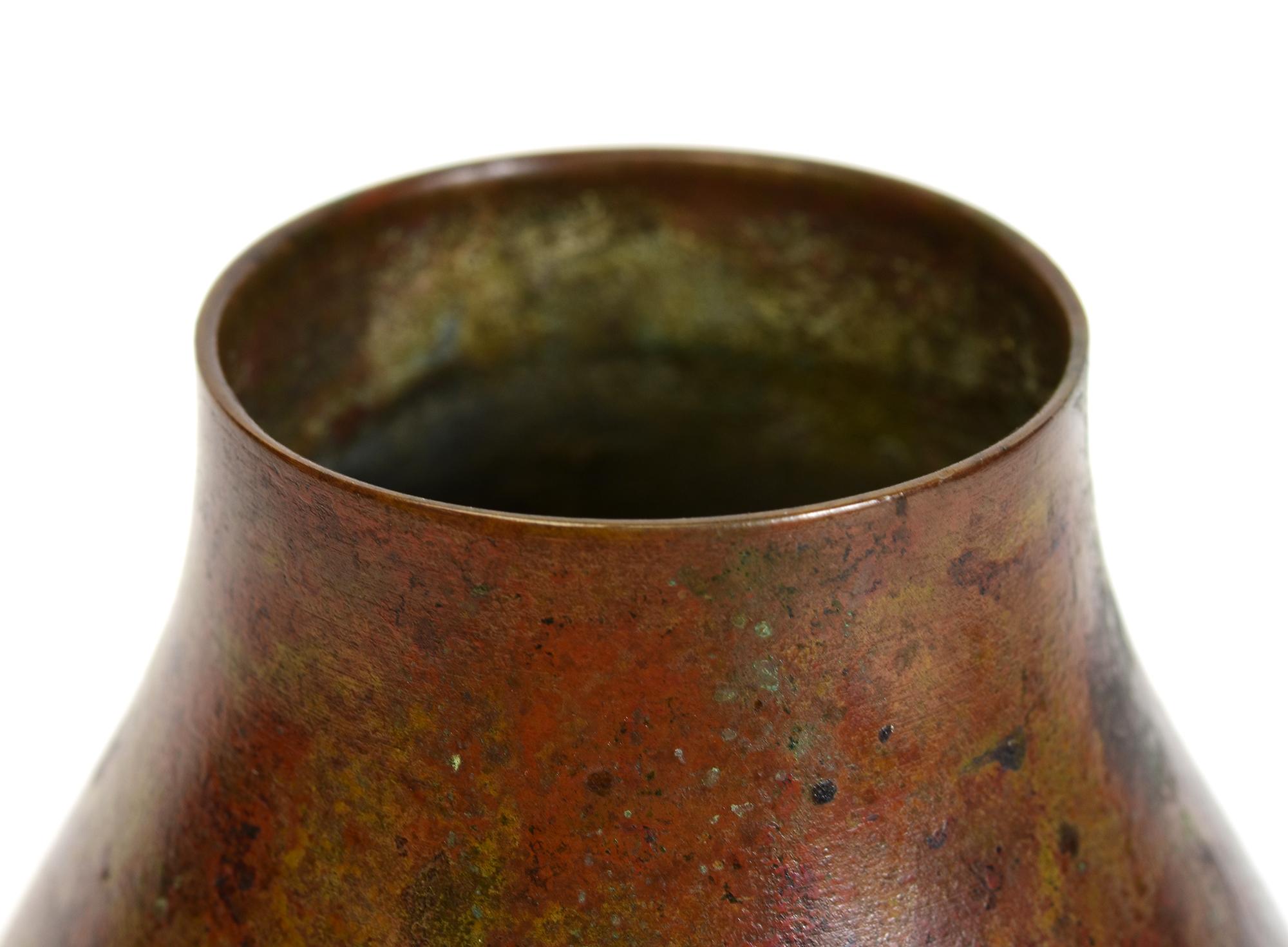 Japanese bronze vase with artist sign, used to decorate single flower arrangement in Japanese traditional tea ceremony. 

Artist signature is on the last photo.

Age: Japan, Showa Period, Early 20th Century
Size: Height 15.3 C.M. / Width 11.5