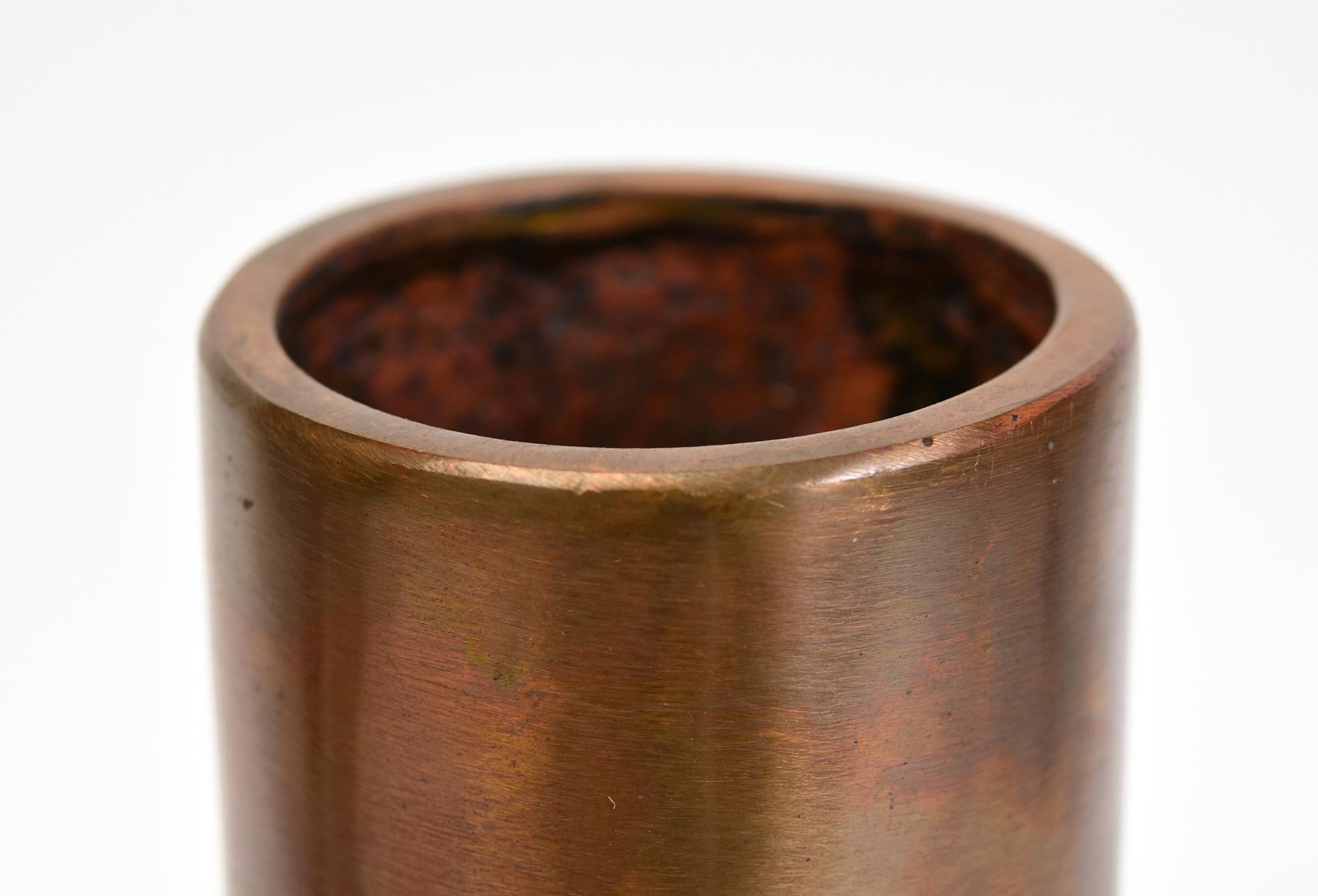 Japanese bronze vase with artist sign, used to decorate single flower arrangement in Japanese traditional tea ceremony. 

Artist signature is on the last photo.

Age: Japan, Showa Period, Early 20th Century
Size: Height 22.7 C.M. / Width 7.6