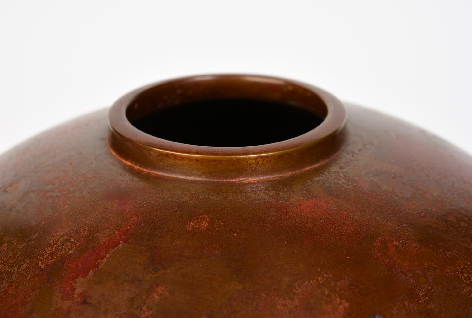 Vase japonais en bronze avec signe d'artiste, utilisé pour décorer une composition florale simple lors de la cérémonie traditionnelle du thé au Japon. 

La signature de l'Artistics se trouve sur la dernière photo.

Age : Japon, Période Showa, Début