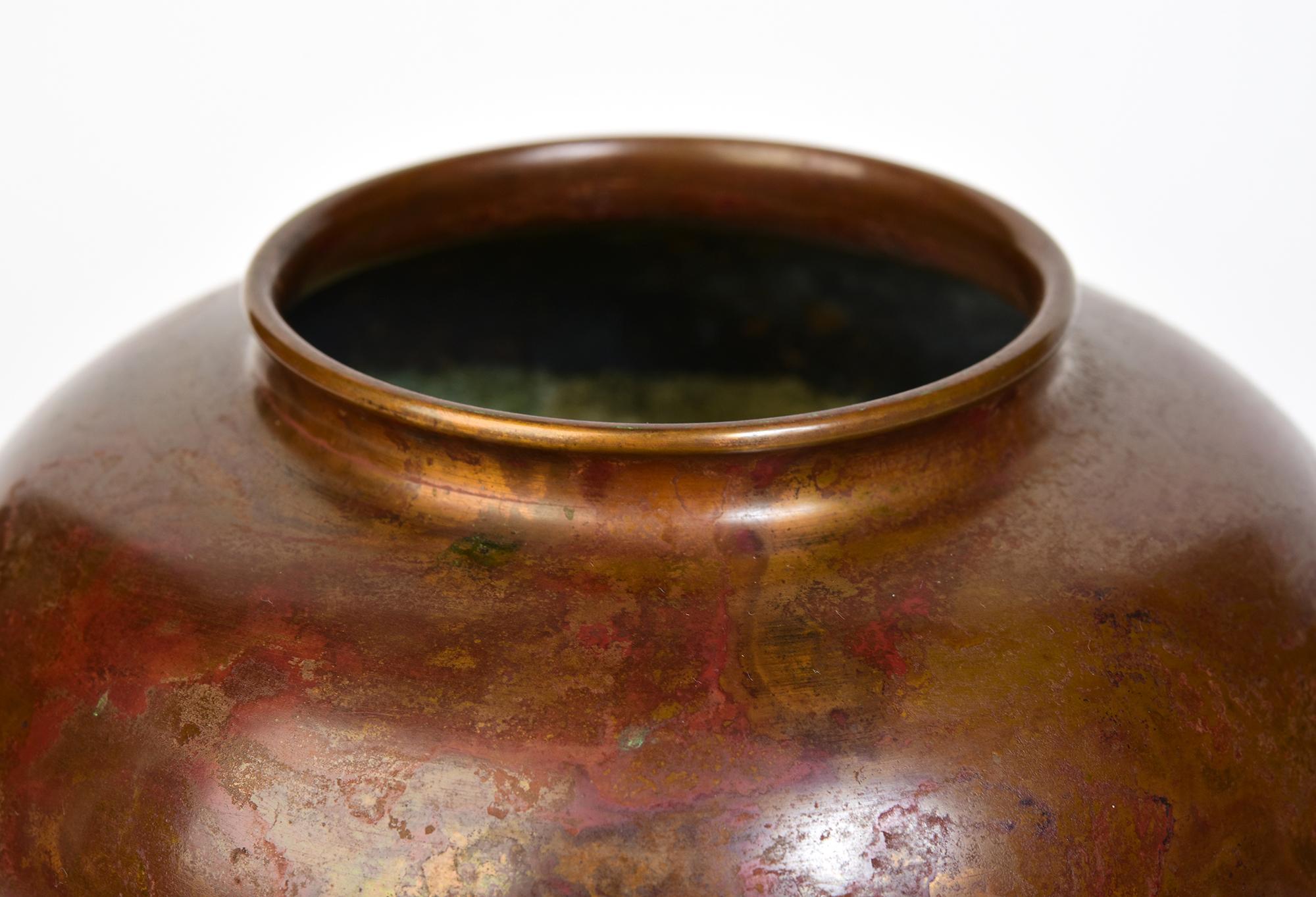 Vase japonais en bronze avec signe d'artiste, utilisé pour décorer une composition florale simple lors de la cérémonie traditionnelle du thé au Japon. 

La signature de l'Artistics se trouve sur la dernière photo.

Age : Japon, Période Showa, Début