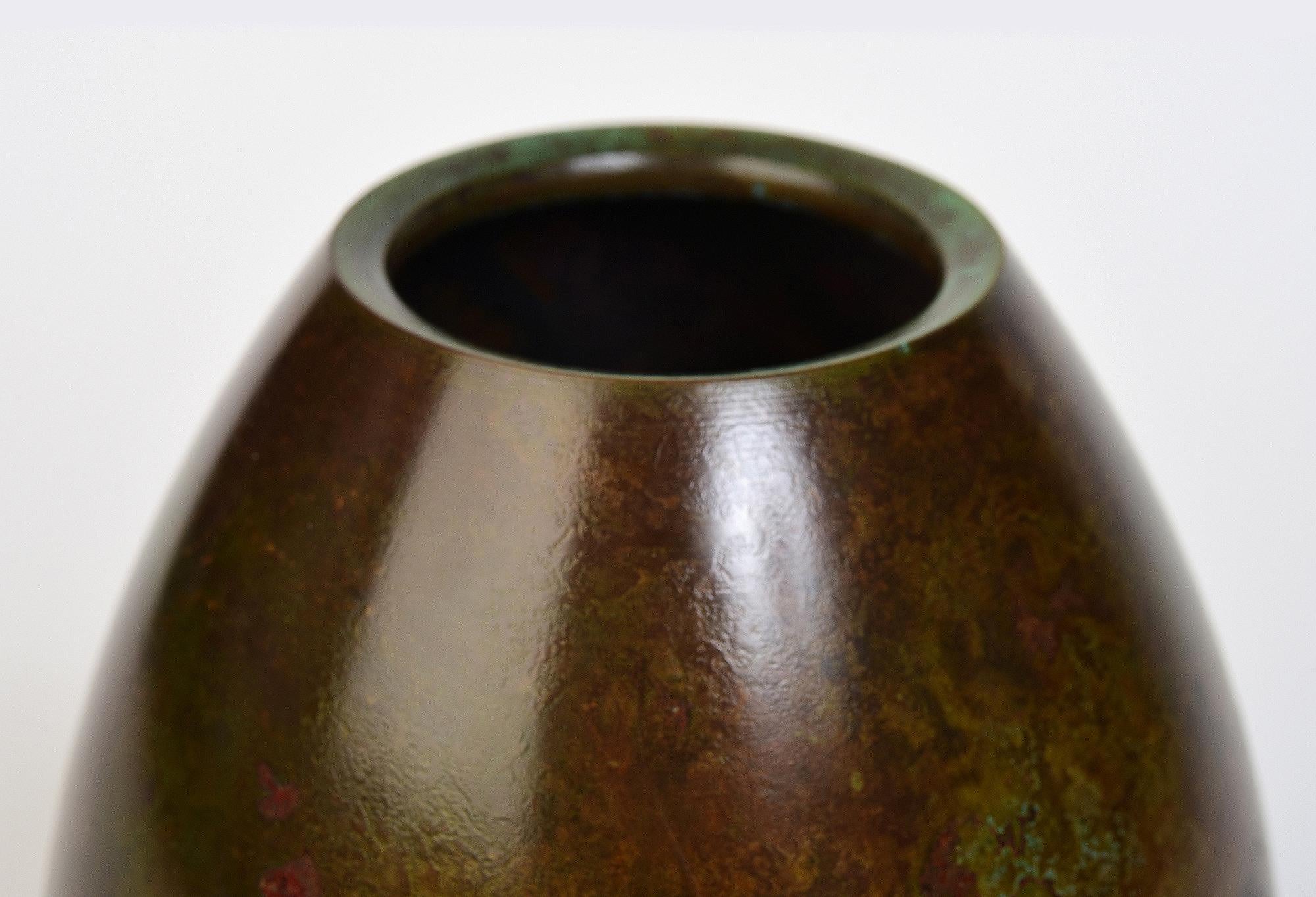 Vase japonais en bronze avec signe d'artiste, utilisé pour décorer une composition florale simple lors de la cérémonie traditionnelle du thé au Japon. 

La signature de l'Artistics se trouve sur la dernière photo.

Age : Japon, Période Showa, Début