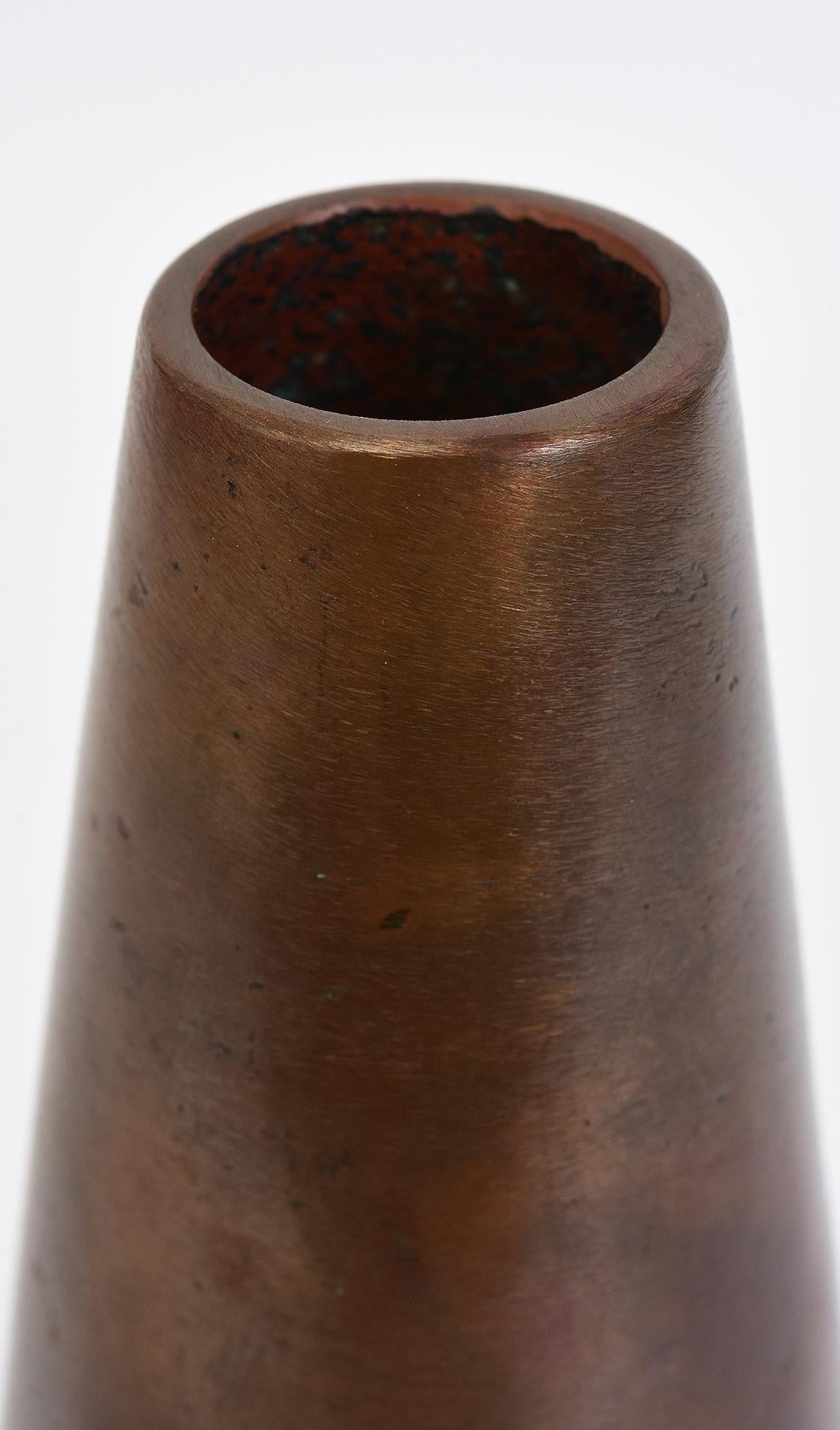 Japanese bronze vase with artist sign, used to decorate single flower arrangement in Japanese traditional tea ceremony. 

Artist signature is on the last photo.

Age: Japan, Showa Period, Early 20th Century
Size: Height 21.7 C.M. / Width 6.3