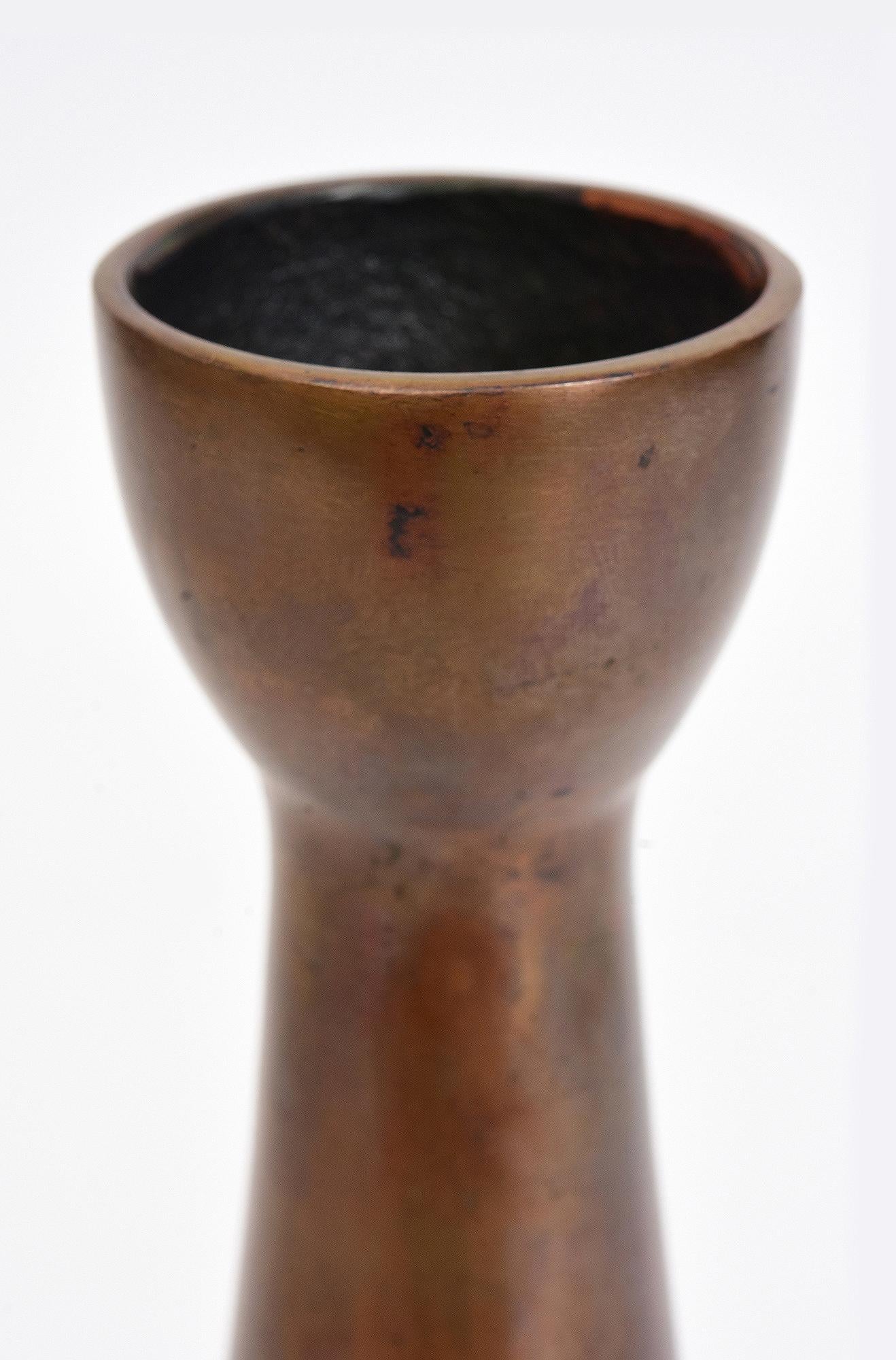 Japanese bronze vase with artist sign, used to decorate single flower arrangement in Japanese traditional tea ceremony. 

Artist signature is on the last photo.

Age: Japan, Showa Period, Early 20th Century
Size: Height 21.1 C.M. / Width 5