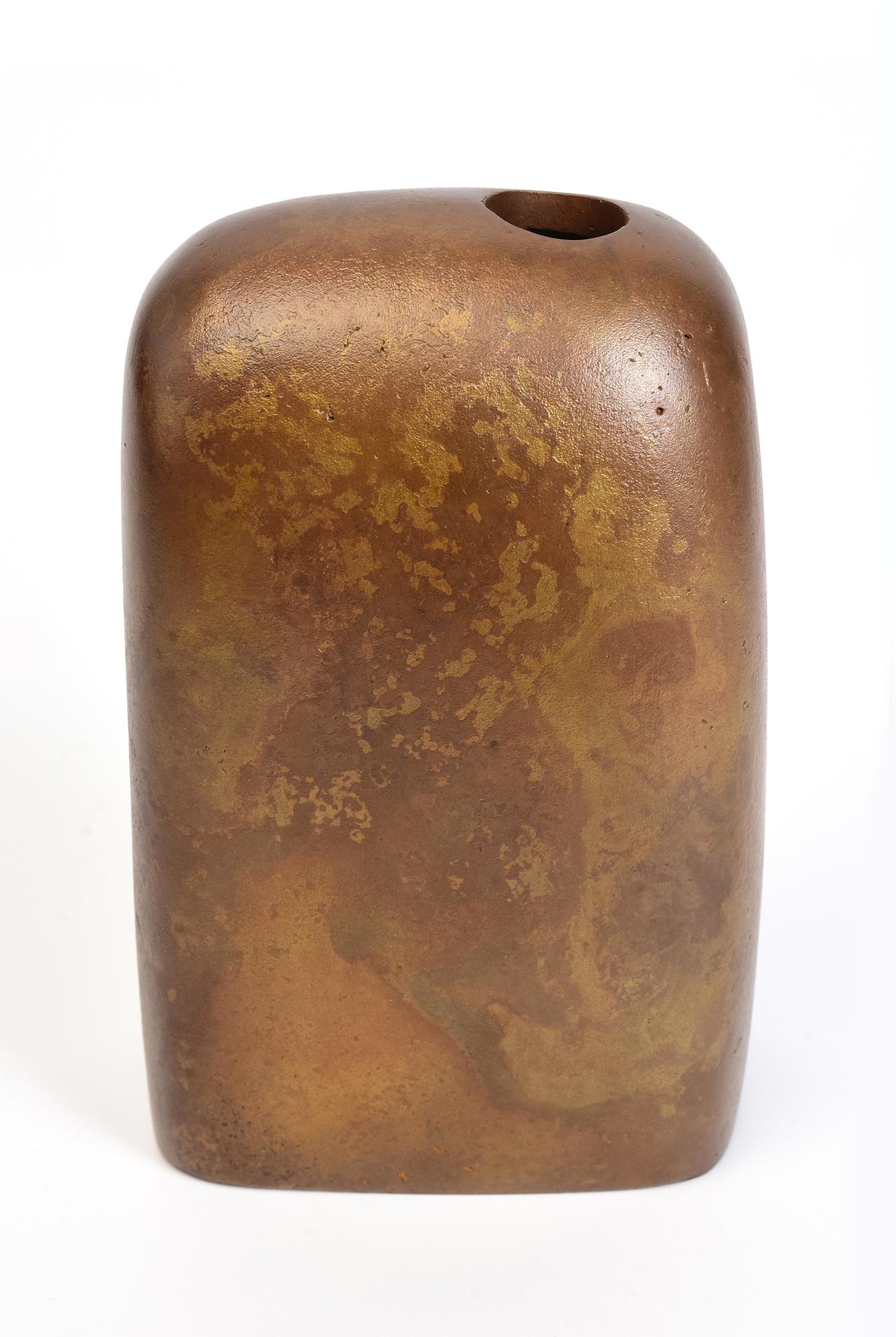 Japanese bronze vase with artist sign, used to decorate single flower arrangement in Japanese traditional tea ceremony. 

Artist signature is on the last photo.

Age: Japan, Showa Period, Early 20th Century
Size: Height 12 C.M. / Width 7.5 C.M. /