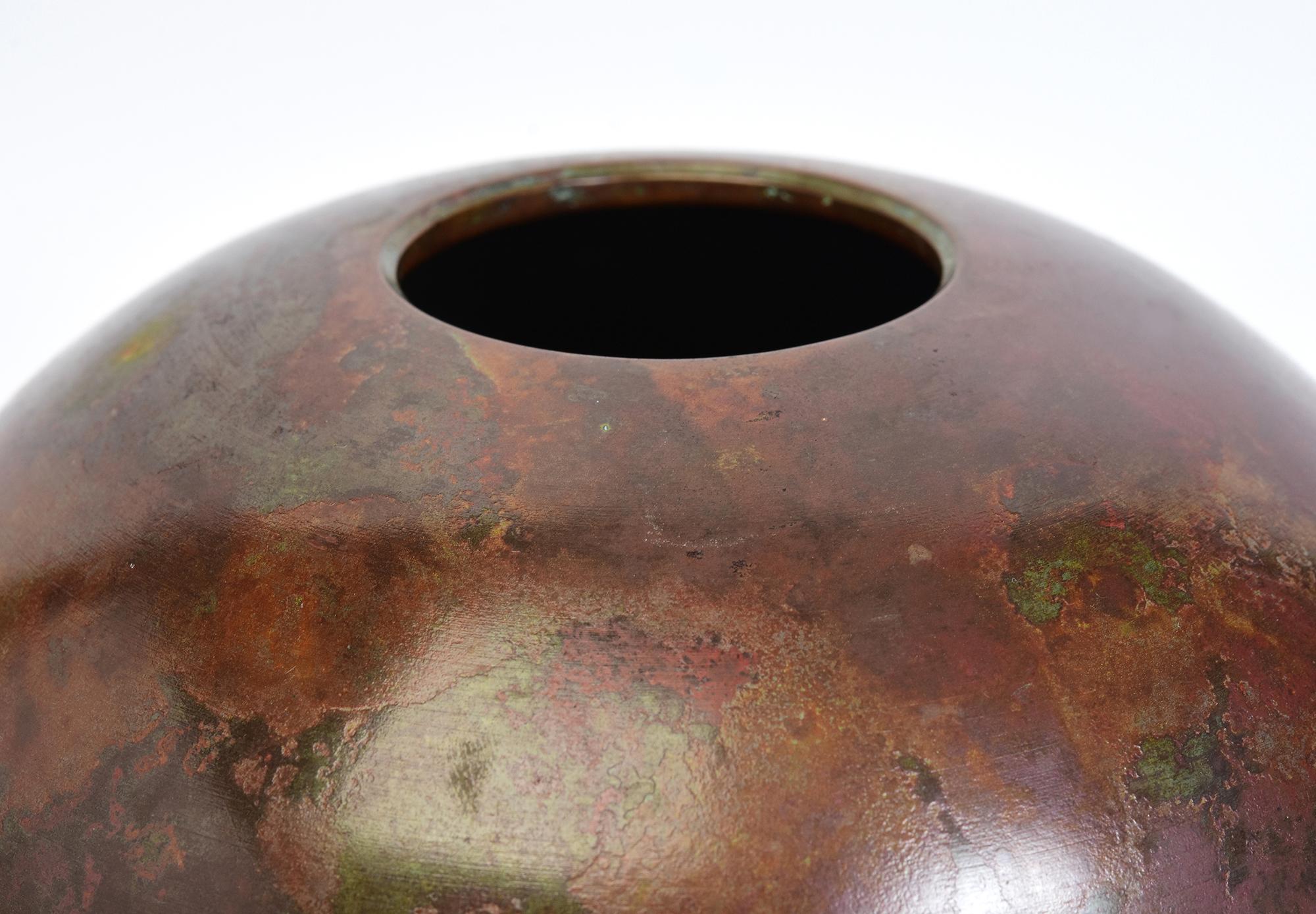 Japanese bronze vase with artist sign, used to decorate single flower arrangement in Japanese traditional tea ceremony. 

Artist signature is on the last photo.

Age: Japan, Showa Period, Early 20th Century
Size: Height 18.7 C.M. / Width 16.5