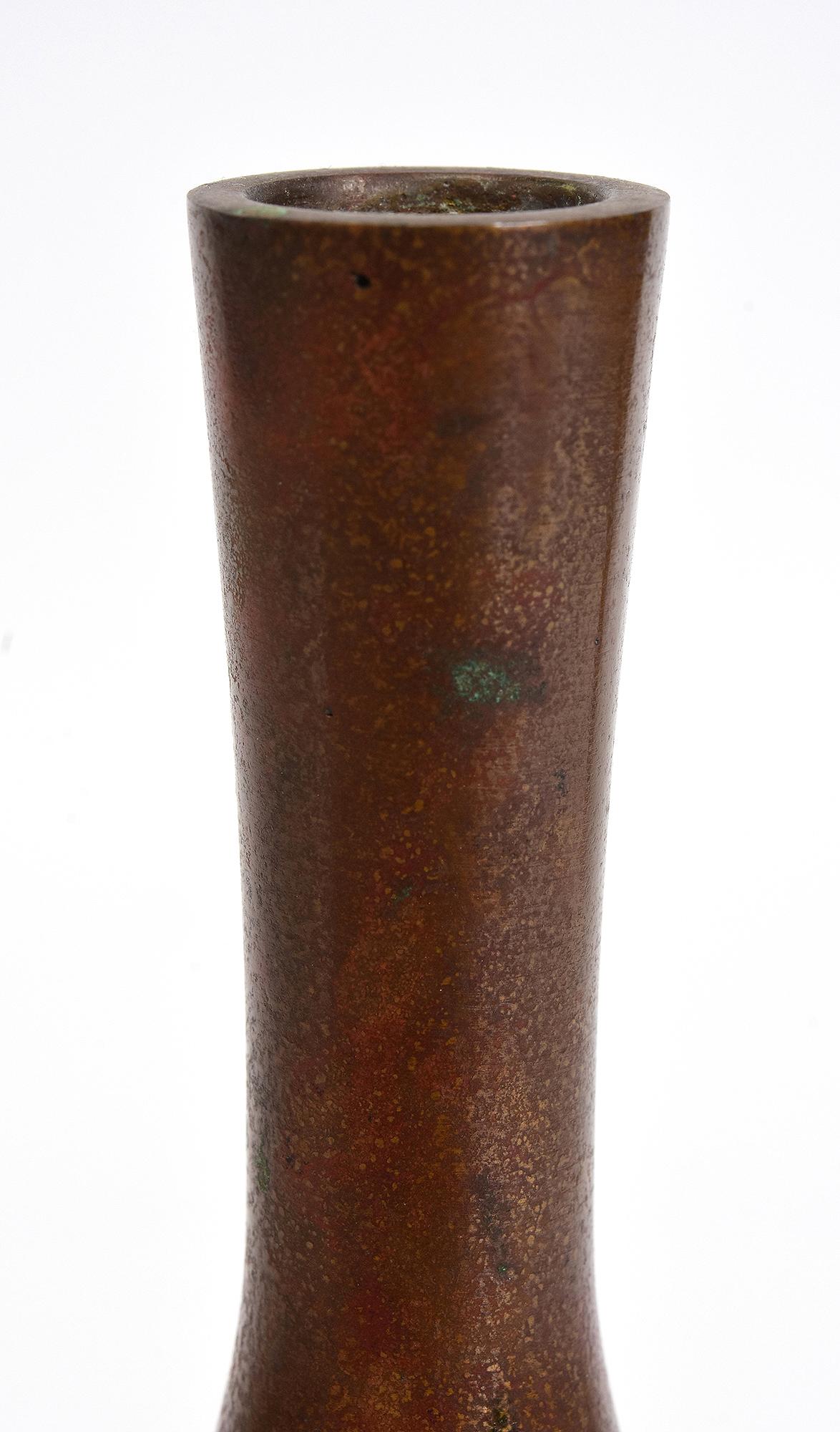 Japanese bronze vase with artist sign, used to decorate single flower arrangement in Japanese traditional tea ceremony. 

Artist signature is on the last photo.

Age: Japan, Showa Period, Early 20th Century
Size: Height 19.2 C.M. / Width 4.9