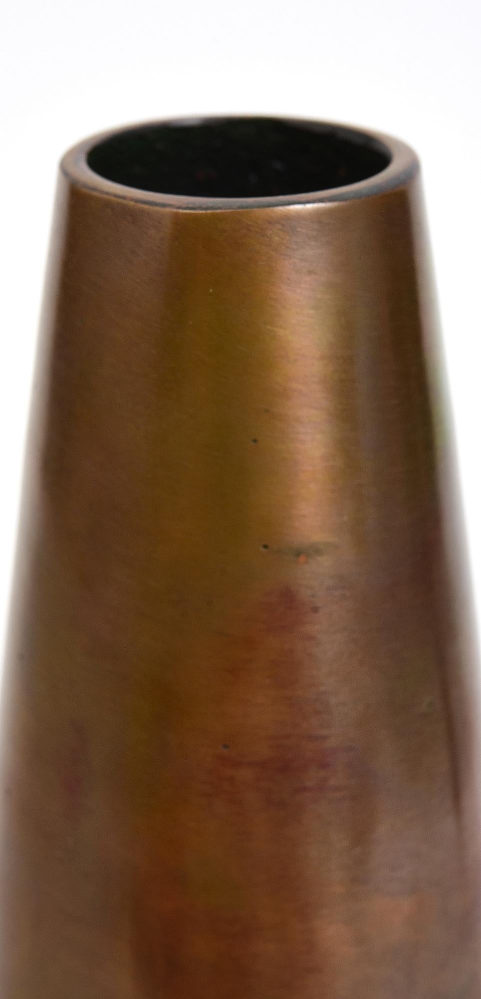 Vase japonais en bronze avec signe d'artiste, utilisé pour décorer une composition florale simple lors de la cérémonie traditionnelle du thé au Japon. 

La signature de l'Artistics se trouve sur la dernière photo.

Age : Japon, Période Showa, Début