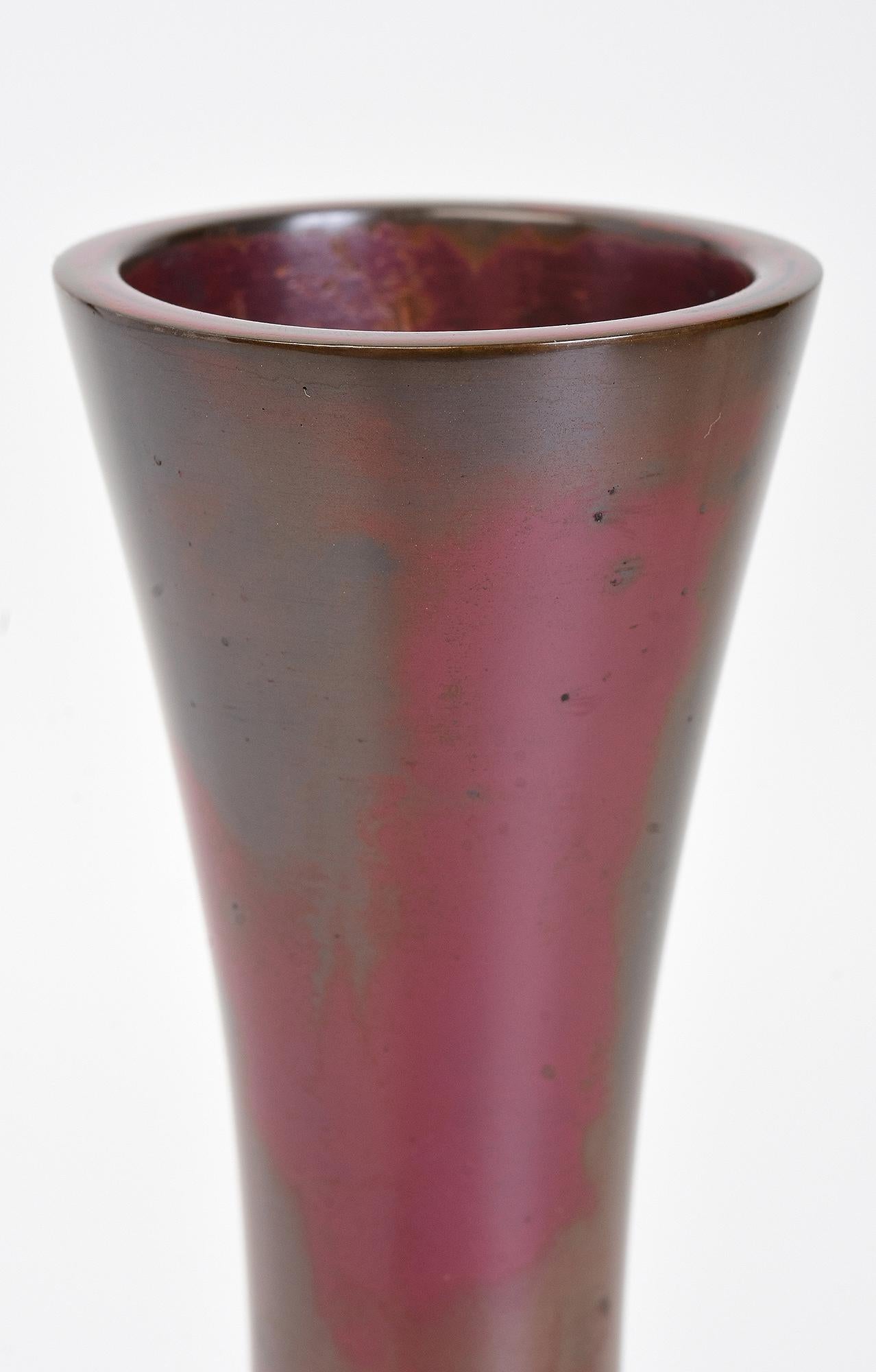 Vase japonais en bronze avec signe d'artiste, utilisé pour décorer une composition florale simple lors de la cérémonie traditionnelle du thé au Japon. 

La signature de l'Artistics se trouve sur la dernière photo.

Age : Japon, Période Showa, Début