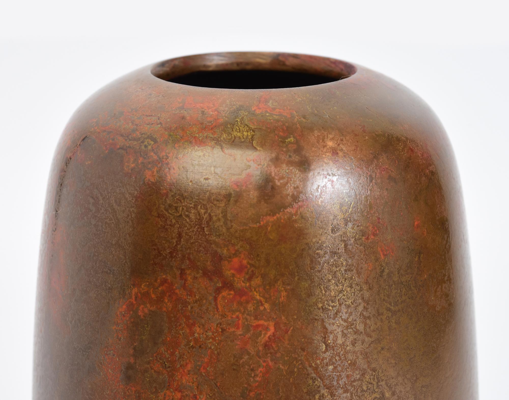 Vase japonais en bronze avec signe d'artiste, utilisé pour décorer une composition florale simple lors de la cérémonie traditionnelle du thé au Japon. 

La signature de l'Artistics se trouve sur la dernière photo.

Age : Japon, Période Showa, Début