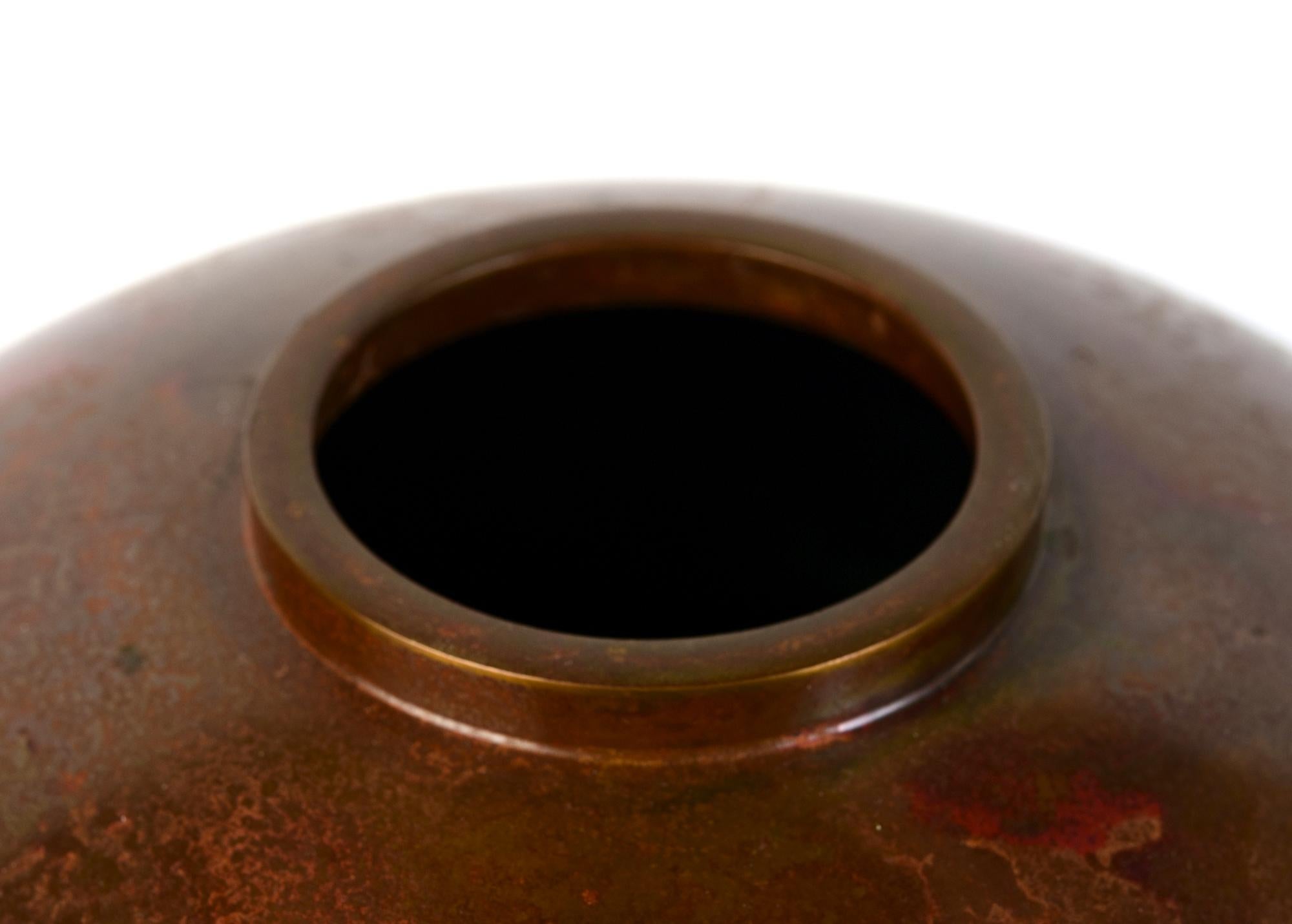 Vase japonais en bronze avec signe d'artiste, utilisé pour décorer une composition florale simple lors de la cérémonie traditionnelle du thé au Japon. 

La signature de l'Artistics se trouve sur la dernière photo.

Age : Japon, Période Showa, Début