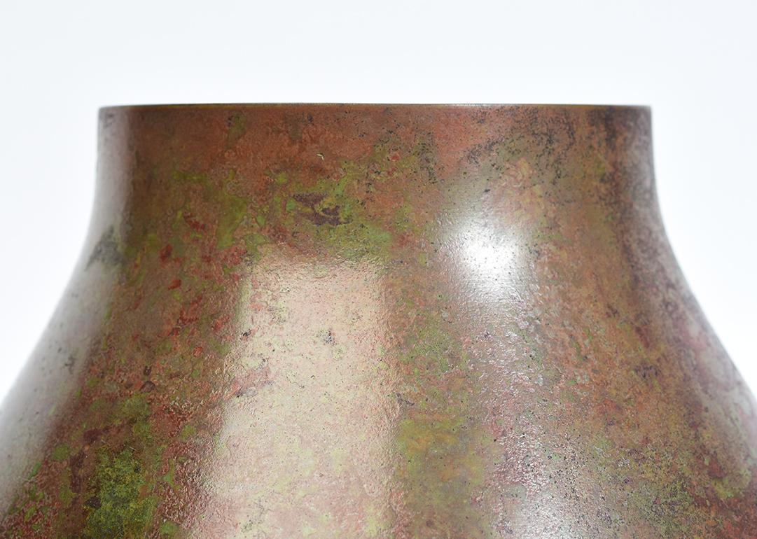 Japonais Début du 20e siècle, Showa, Vase en bronze japonais avec signe de l'artiste en vente