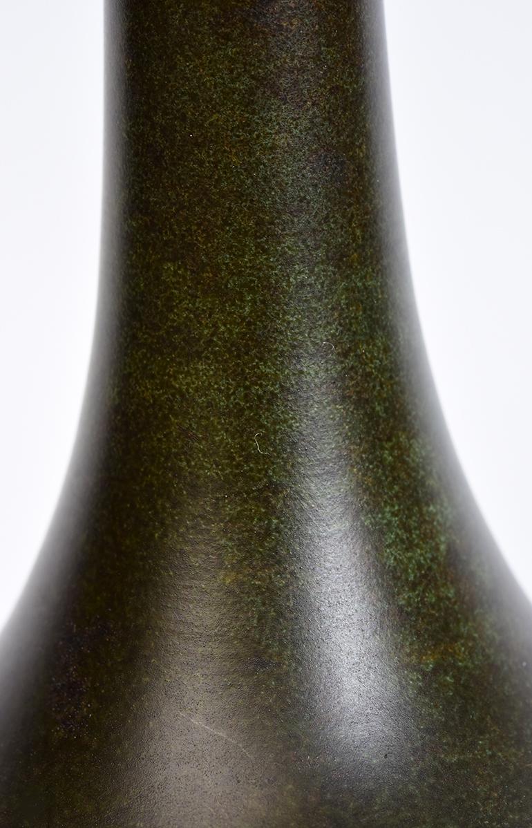 Early 20th Century, Showa, Japanese Bronze Vase with Artist Sign In Good Condition In Sampantawong, TH