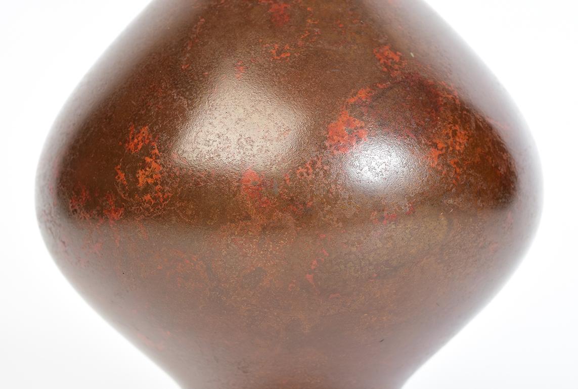 Ferronnerie Début du 20e siècle, Showa, Vase en bronze japonais avec signe de l'artiste en vente