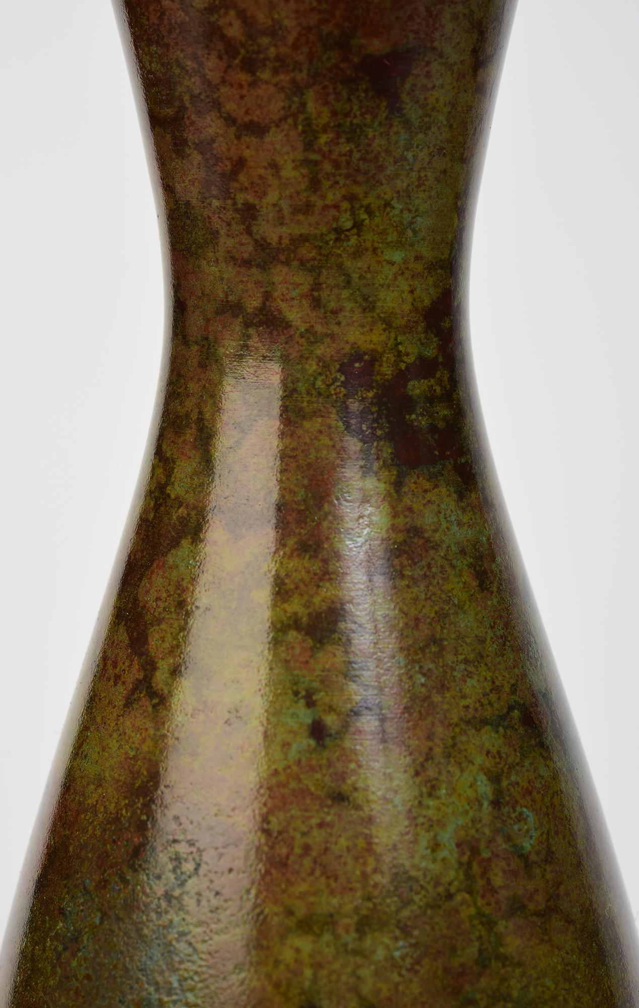 Early 20th Century, Showa, Japanese Bronze Vase with Artist Sign In Good Condition In Sampantawong, TH