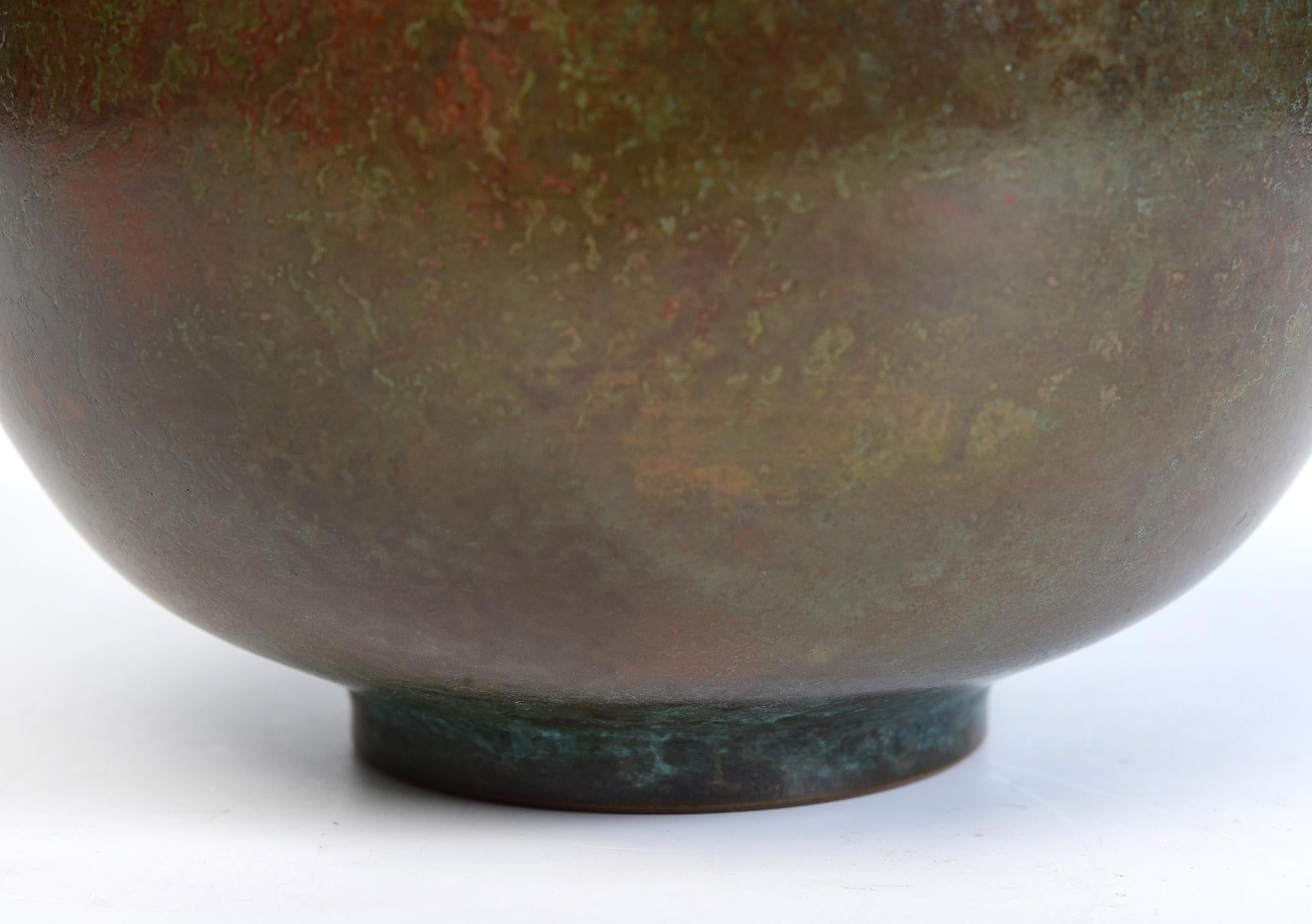 Early 20th Century, Showa, Japanese Bronze Vase with Artist Sign In Good Condition In Sampantawong, TH