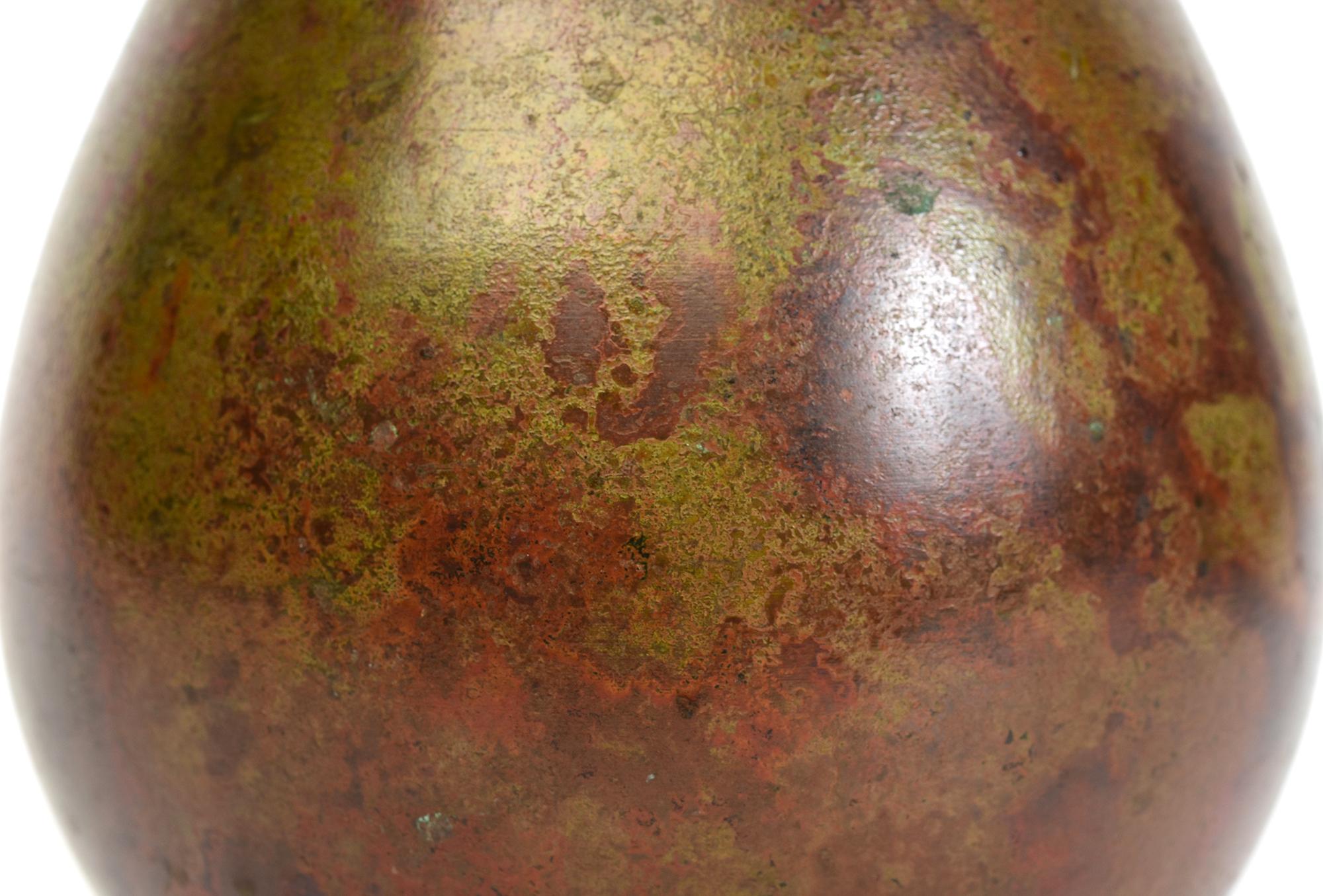 Early 20th Century, Showa, Japanese Bronze Vase with Artist Sign In Good Condition For Sale In Sampantawong, TH