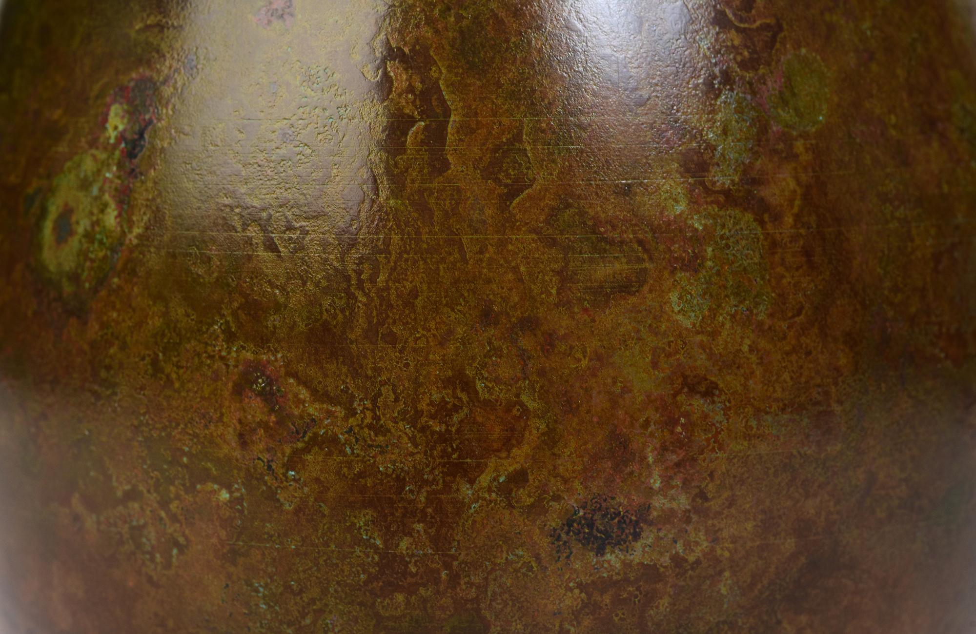 Ferronnerie Début du 20e siècle, Showa, Vase en bronze japonais avec signe de l'artiste en vente