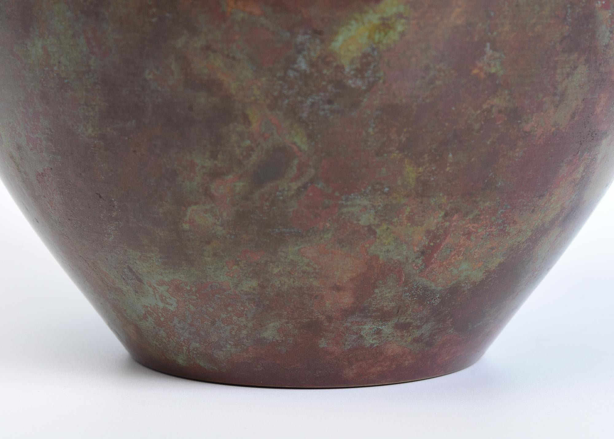 Early 20th Century, Showa, Japanese Bronze Vase with Artist Sign In Good Condition For Sale In Sampantawong, TH