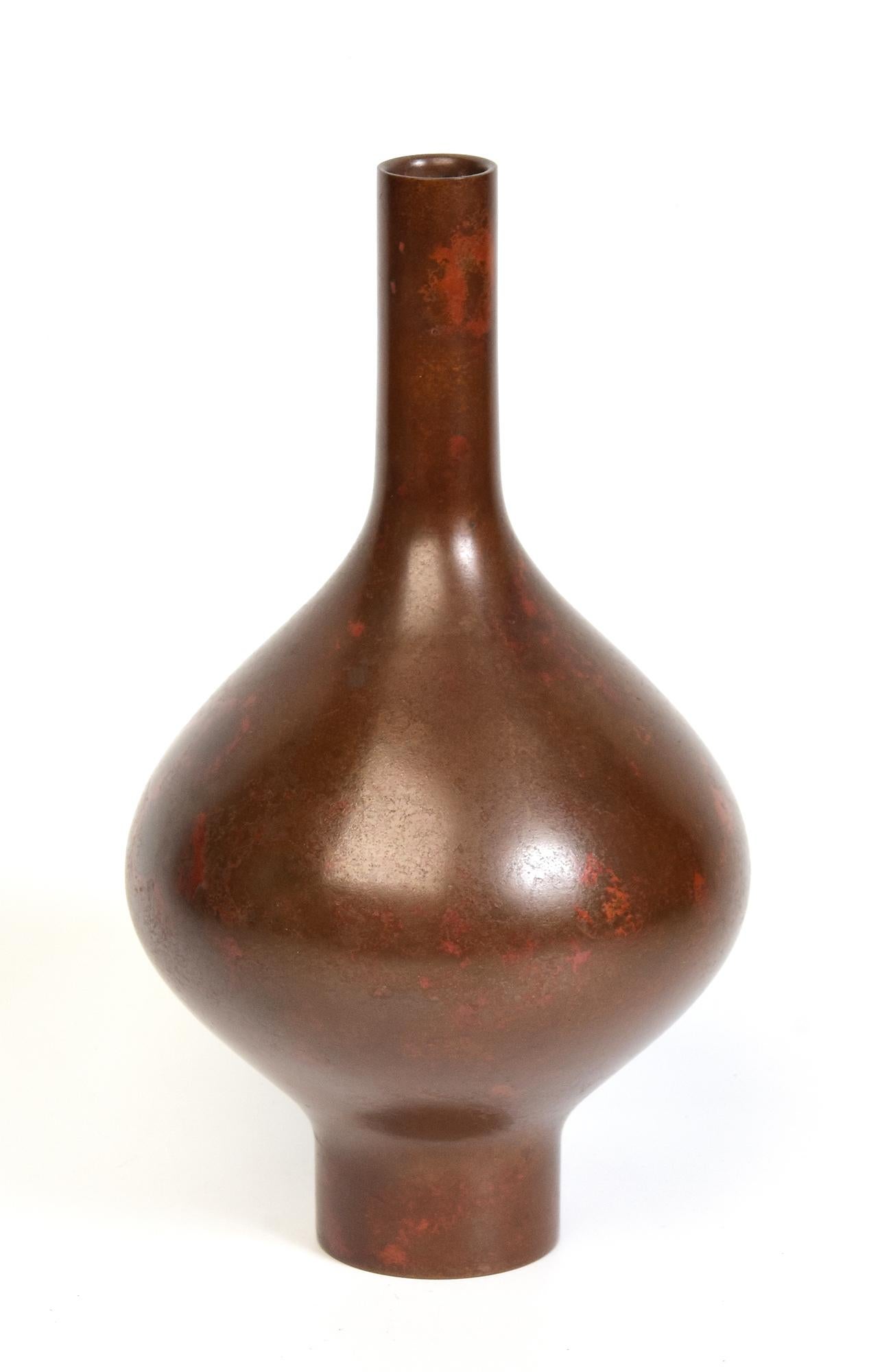 Early 20th Century, Showa, Japanese Bronze Vase with Artist Sign For Sale 1