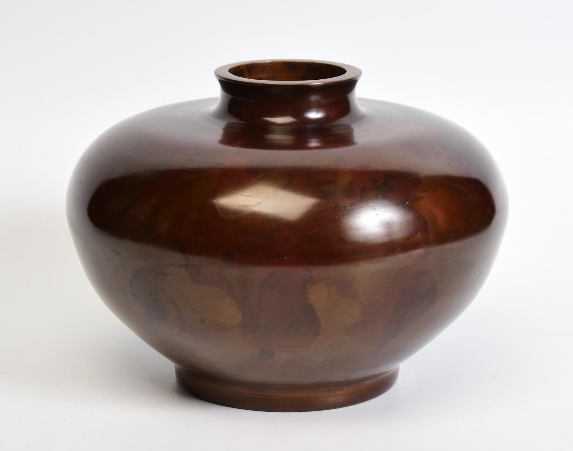 Early 20th Century, Showa, Japanese Bronze Vase with Artist Sign For Sale 1