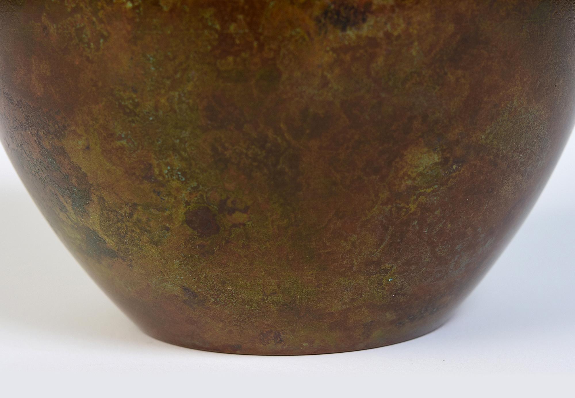 Début du 20e siècle, Showa, Vase en bronze japonais avec signe de l'artiste Bon état - En vente à Sampantawong, TH