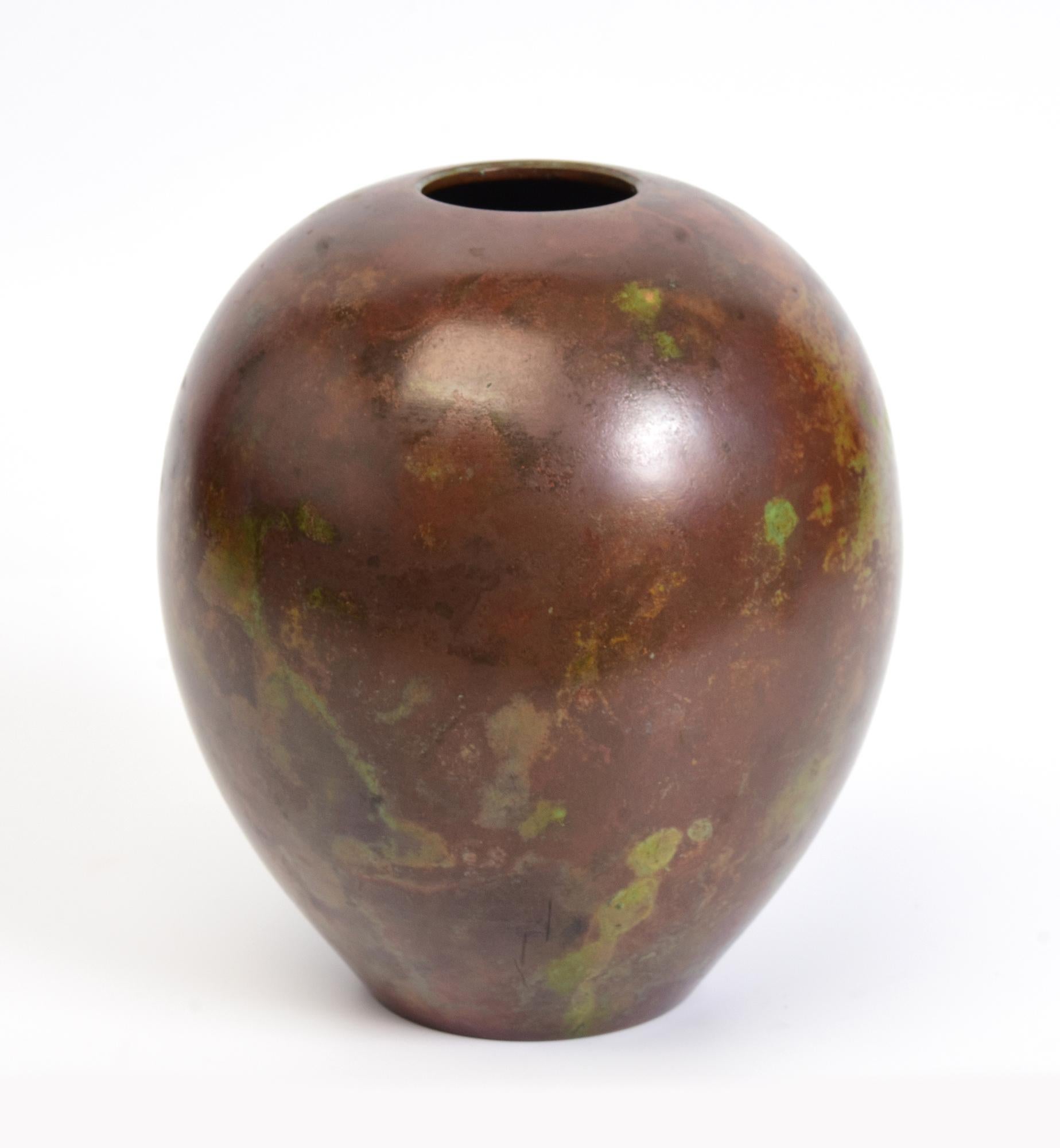 Early 20th Century, Showa, Japanese Bronze Vase with Artist Sign For Sale 1